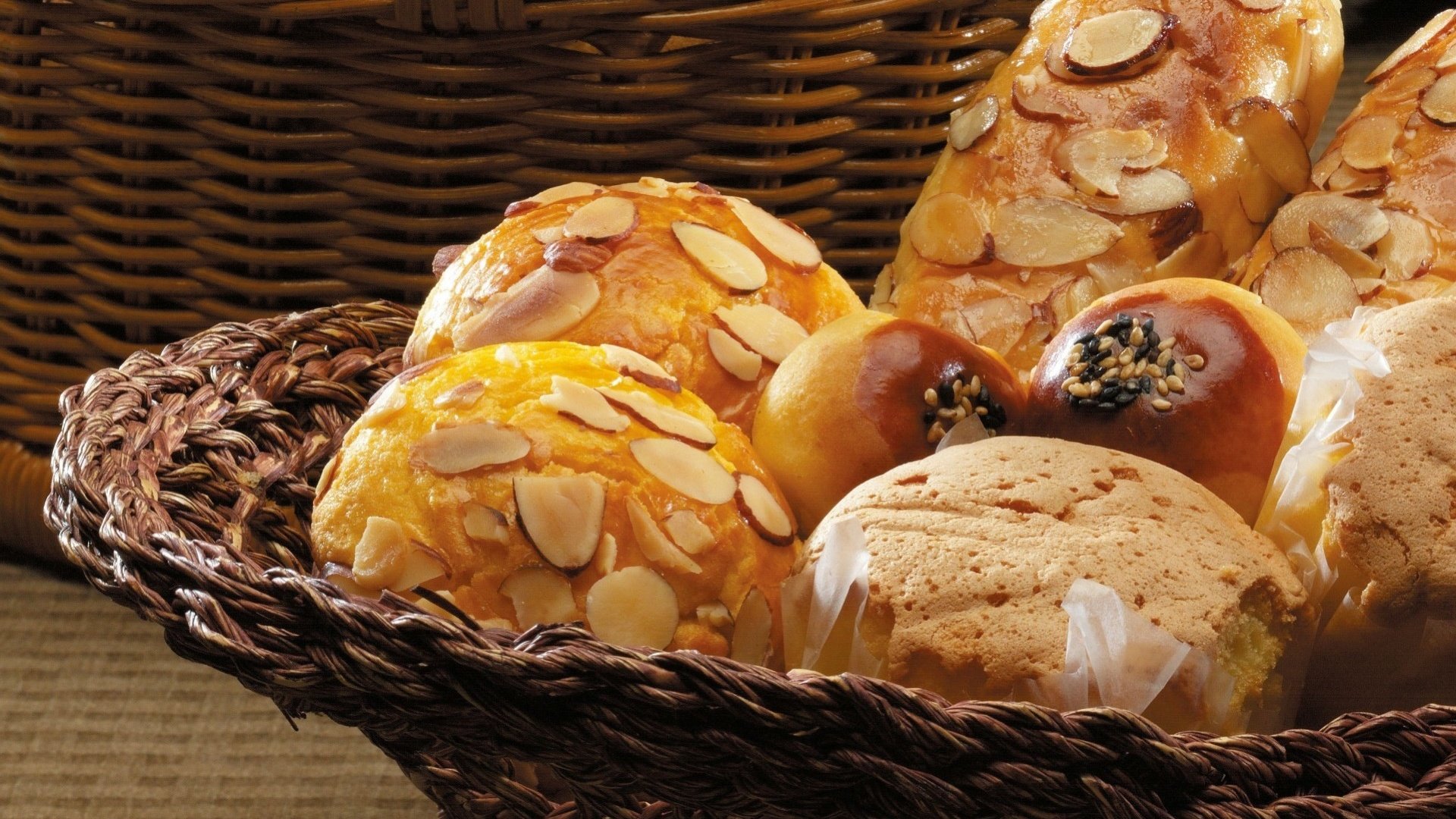 Обои орехи, стол, хлеб, корзина, выпечка, булочки, миндаль, сдоба, nuts, table, bread, basket, cakes, buns, almonds, muffin разрешение 1920x1414 Загрузить