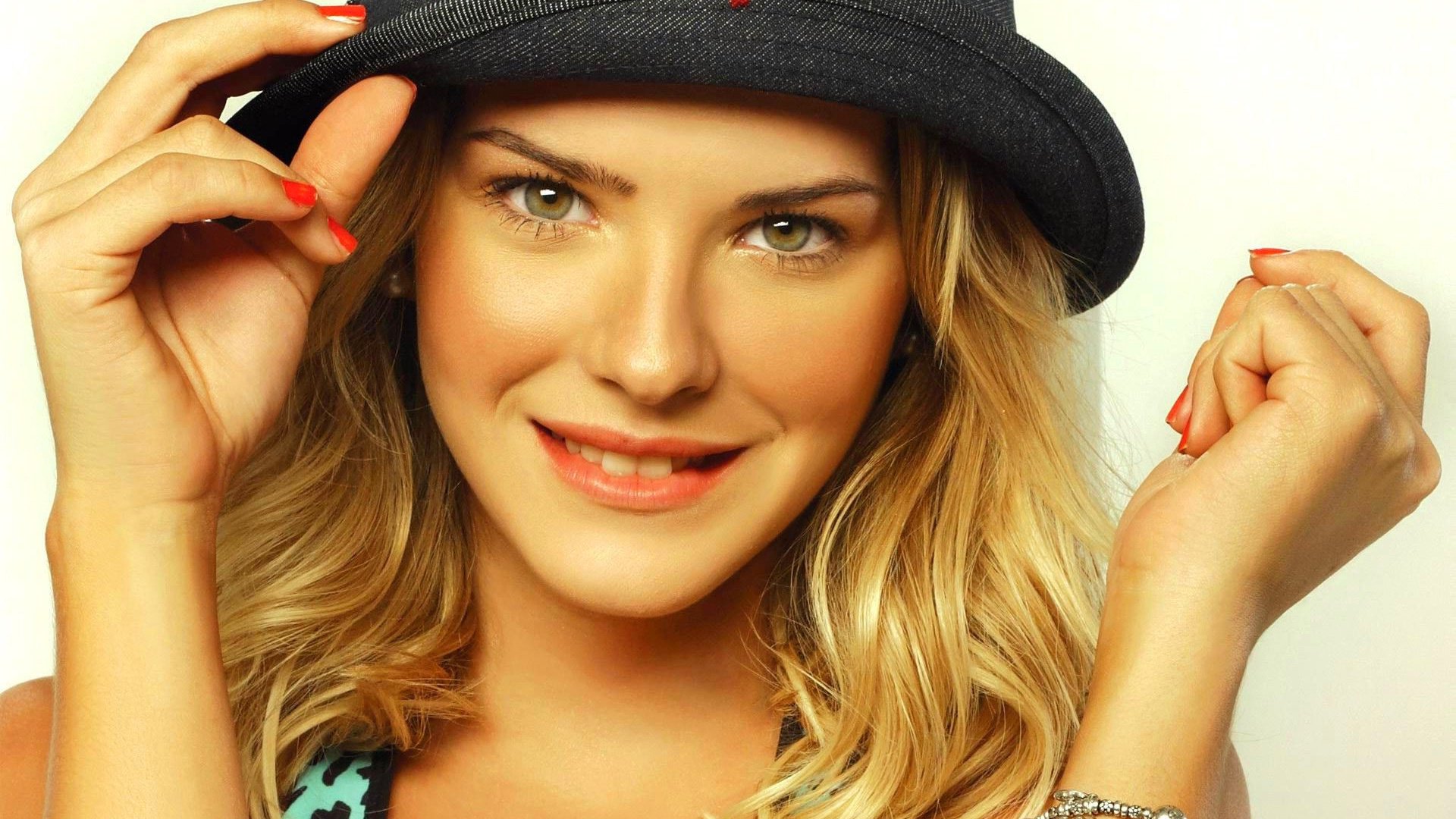 Обои девушка, блондинка, улыбка, модель, лицо, шляпа, girl, blonde, smile, model, face, hat разрешение 1920x1200 Загрузить