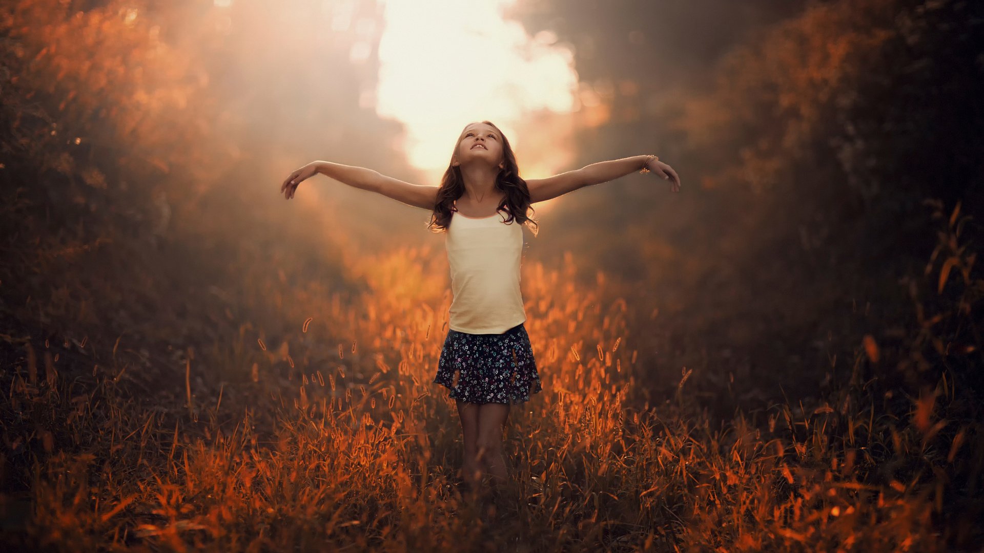 Обои солнце, природа, настроение, дети, девочка, ребенок, руки, the sun, nature, mood, children, girl, child, hands разрешение 2048x1335 Загрузить