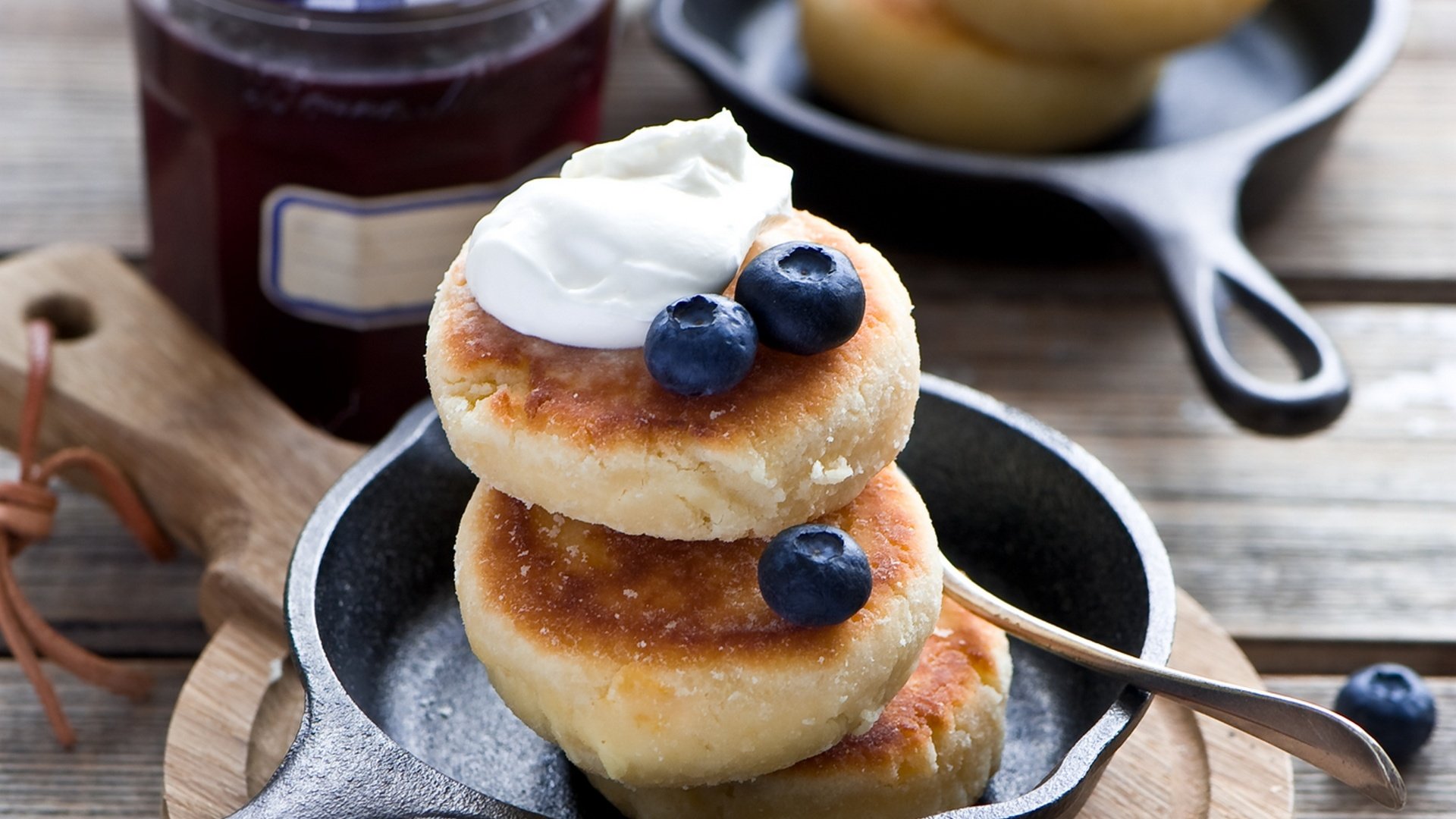 Обои ягоды, черника, выпечка, натюрморт, сметана, оладьи, сырники, berries, blueberries, cakes, still life, sour cream, pancakes, cheesecakes разрешение 1920x1280 Загрузить