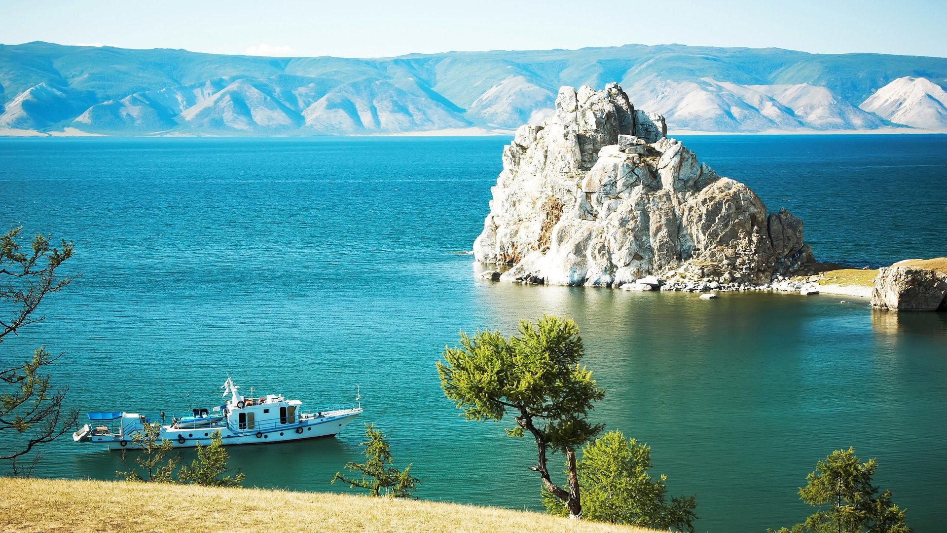 Обои озеро, горы, скалы, берег, корабль, россия, байкал, остров ольхон, lake, mountains, rocks, shore, ship, russia, baikal разрешение 2560x1600 Загрузить