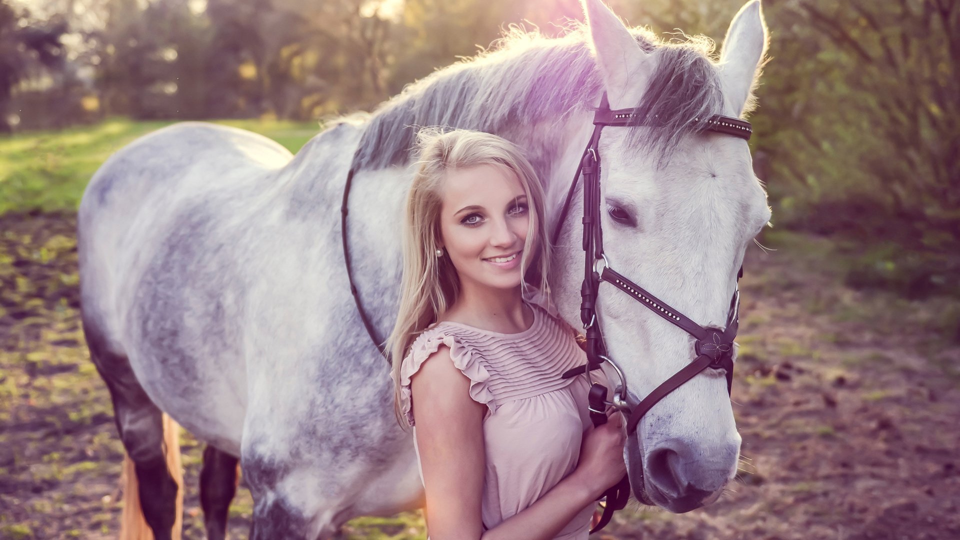 Обои девушка, улыбка, конь, lisette lubbers, lisette, girl, smile, horse разрешение 2048x1365 Загрузить