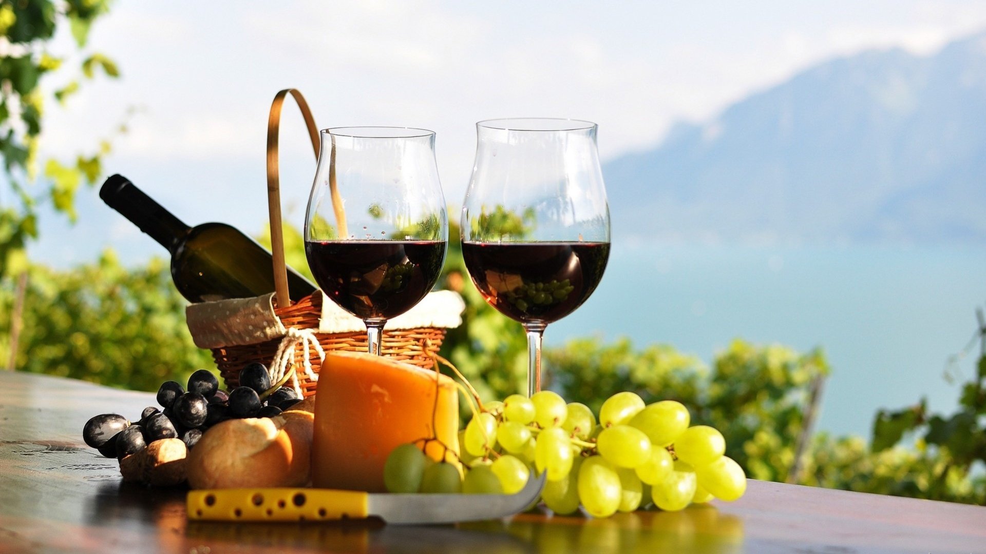 Обои горы, виноград, лето, сыр, вино, бутылка, бокалы, бокал вина, mountains, grapes, summer, cheese, wine, bottle, glasses, a glass of wine разрешение 1920x1152 Загрузить