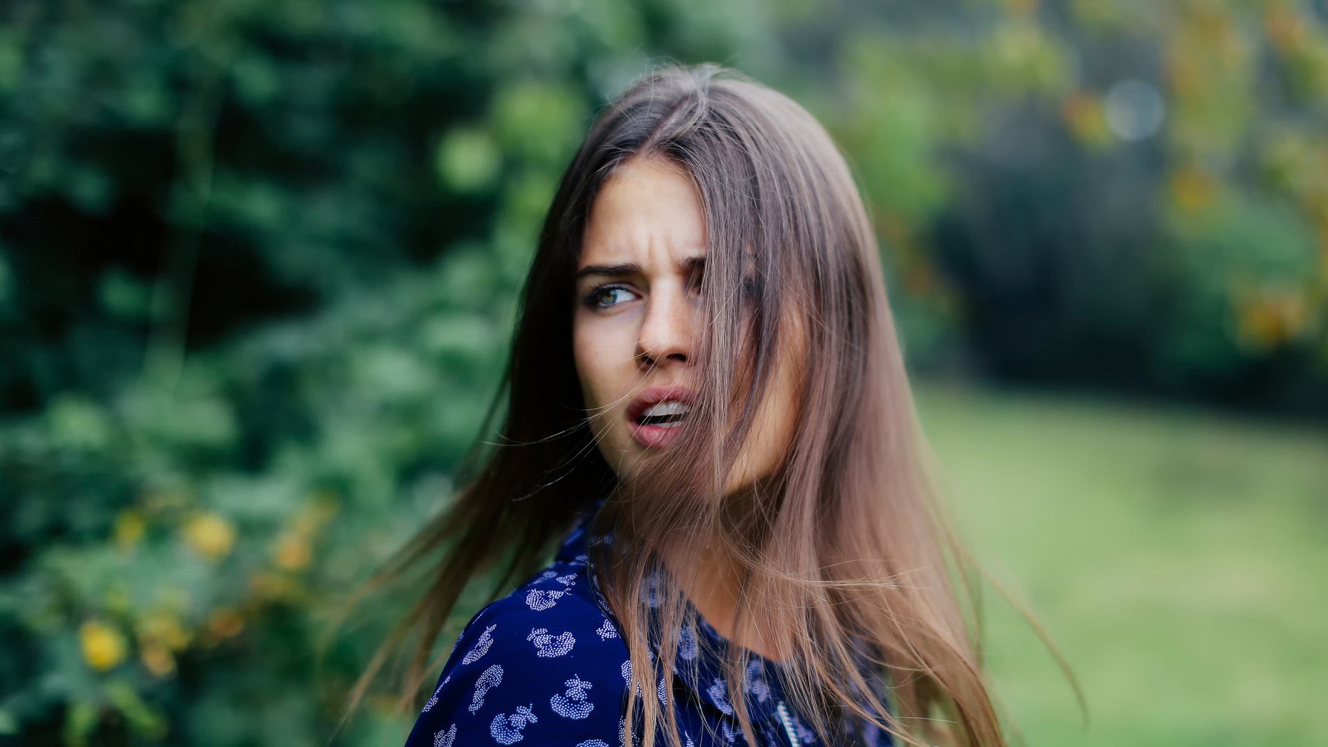 Обои девушка, портрет, волосы, лицо, эмоции, шатенка, боке, girl, portrait, hair, face, emotions, brown hair, bokeh разрешение 2048x1136 Загрузить