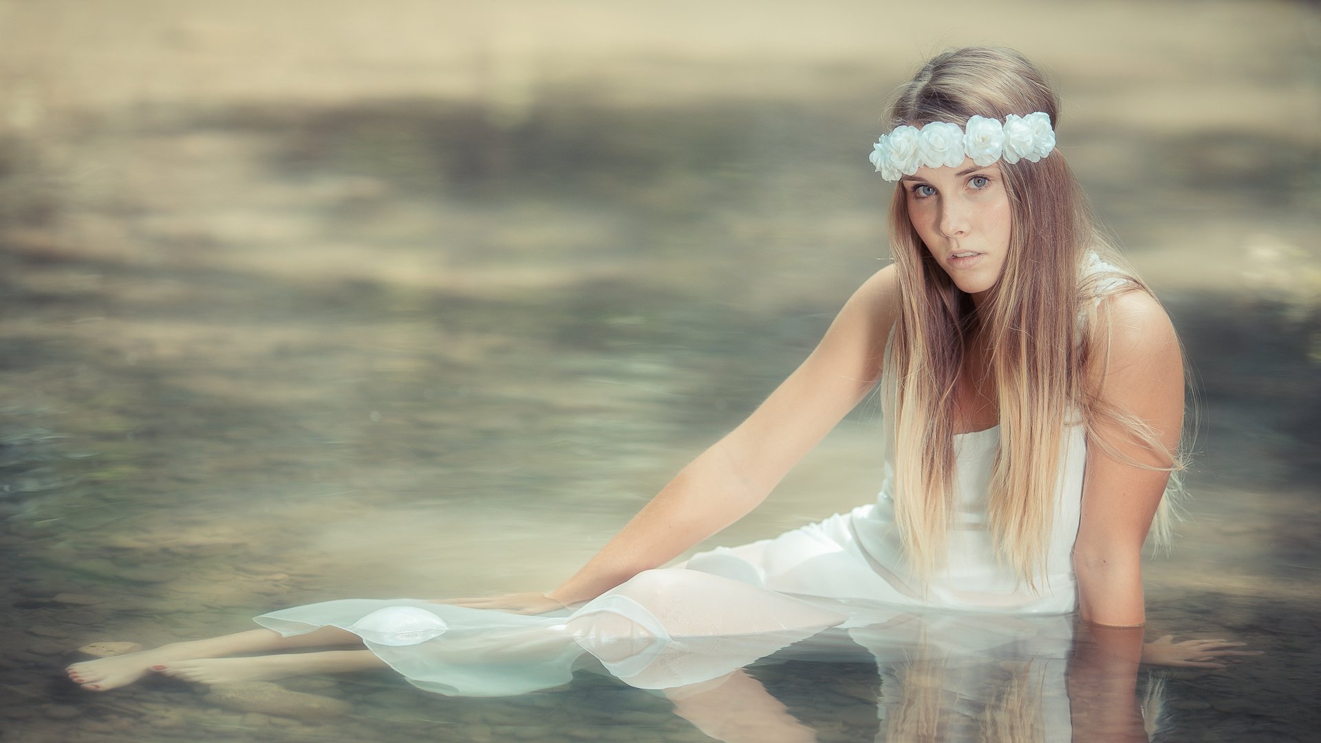 Обои цветы, вода, девушка, платье, блондинка, взгляд, flowers, water, girl, dress, blonde, look разрешение 2048x1365 Загрузить