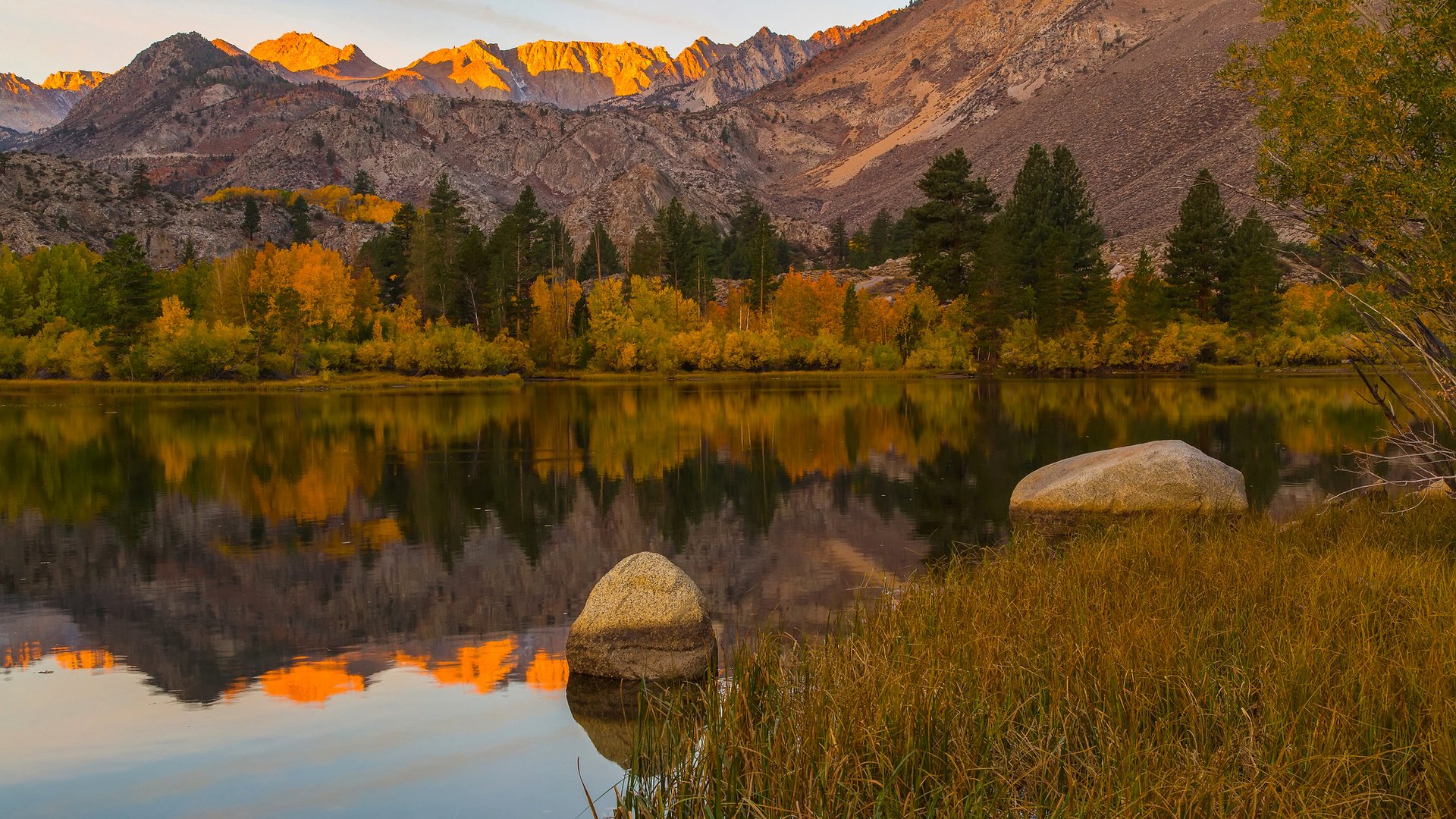 Обои деревья, озеро, горы, камни, отражение, сша, калифорния, trees, lake, mountains, stones, reflection, usa, ca разрешение 2048x1365 Загрузить