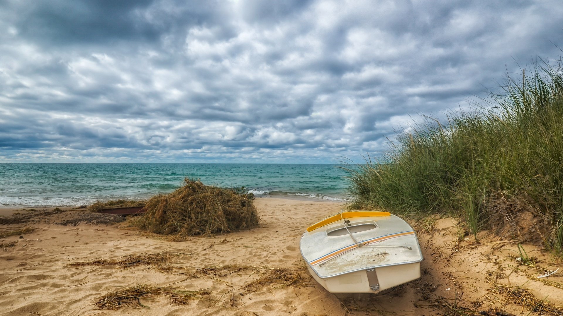 Обои небо, облака, море, песок, пляж, лодка, океан, катер, океана, ocean, the sky, clouds, sea, sand, beach, boat, the ocean разрешение 2880x1905 Загрузить