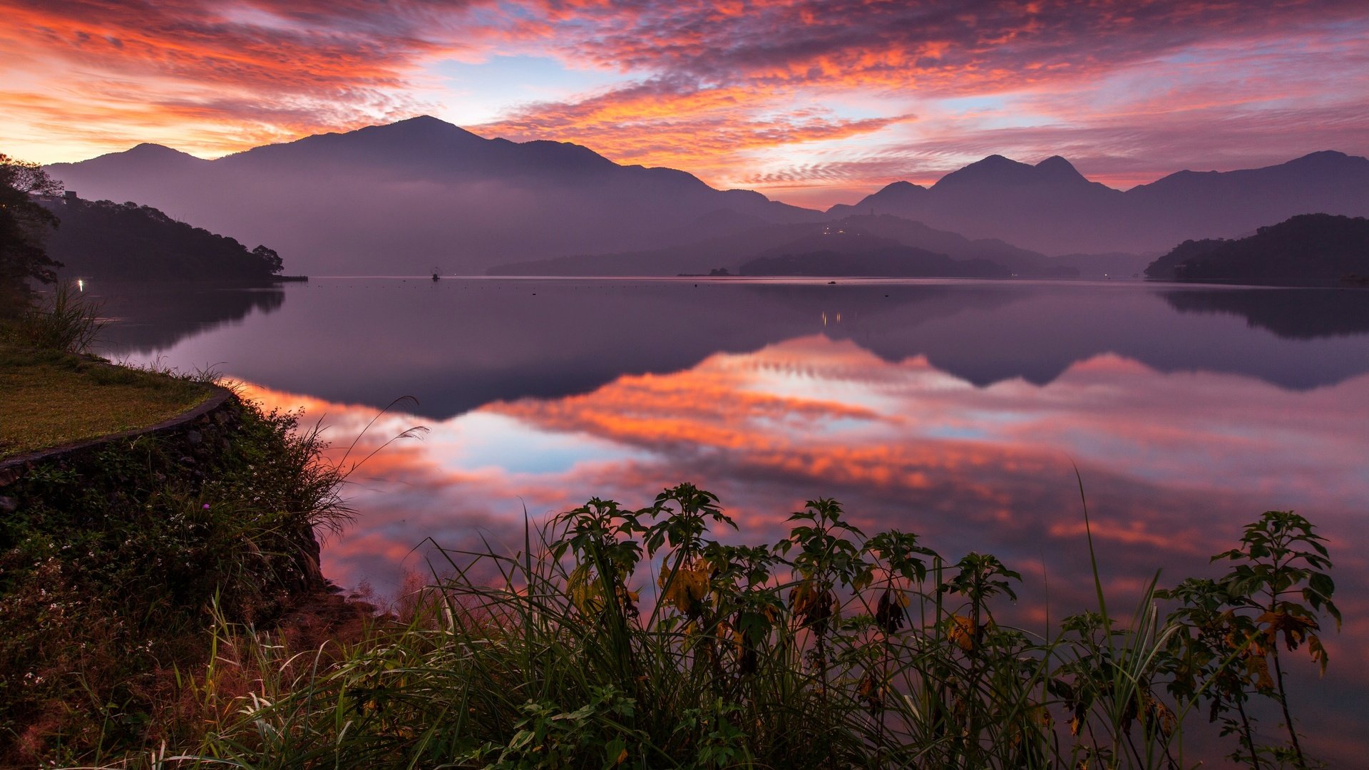 Обои озеро, горы, закат, отражение, тайвань, китай, озеро сан мун, ючи, lake, mountains, sunset, reflection, taiwan, china, the sun moon lake, yuchi разрешение 2880x1920 Загрузить