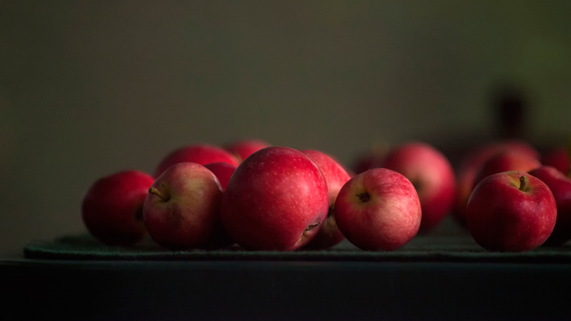 Обои яблоки, красные, боке, apples, red, bokeh разрешение 2048x1365 Загрузить