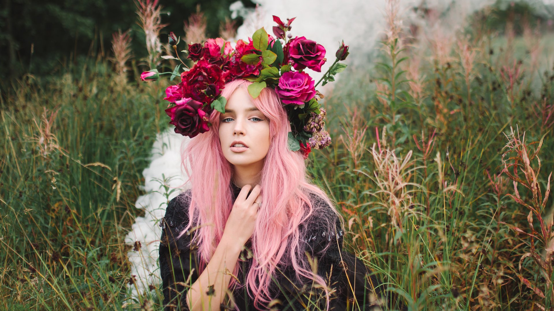 Обои цветы, трава, девушка, венок, розовые волосы, lauren hallworth, flowers, grass, girl, wreath, pink hair разрешение 2048x1365 Загрузить