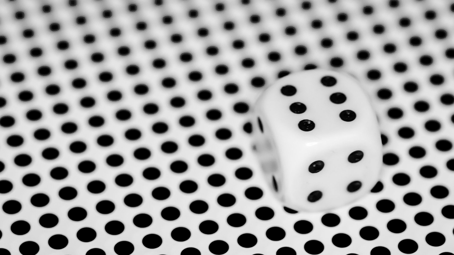 Обои макро, фон, точки, игра, кубик, чёрное и белое, macro, background, point, the game, cube, black and white разрешение 2048x1362 Загрузить