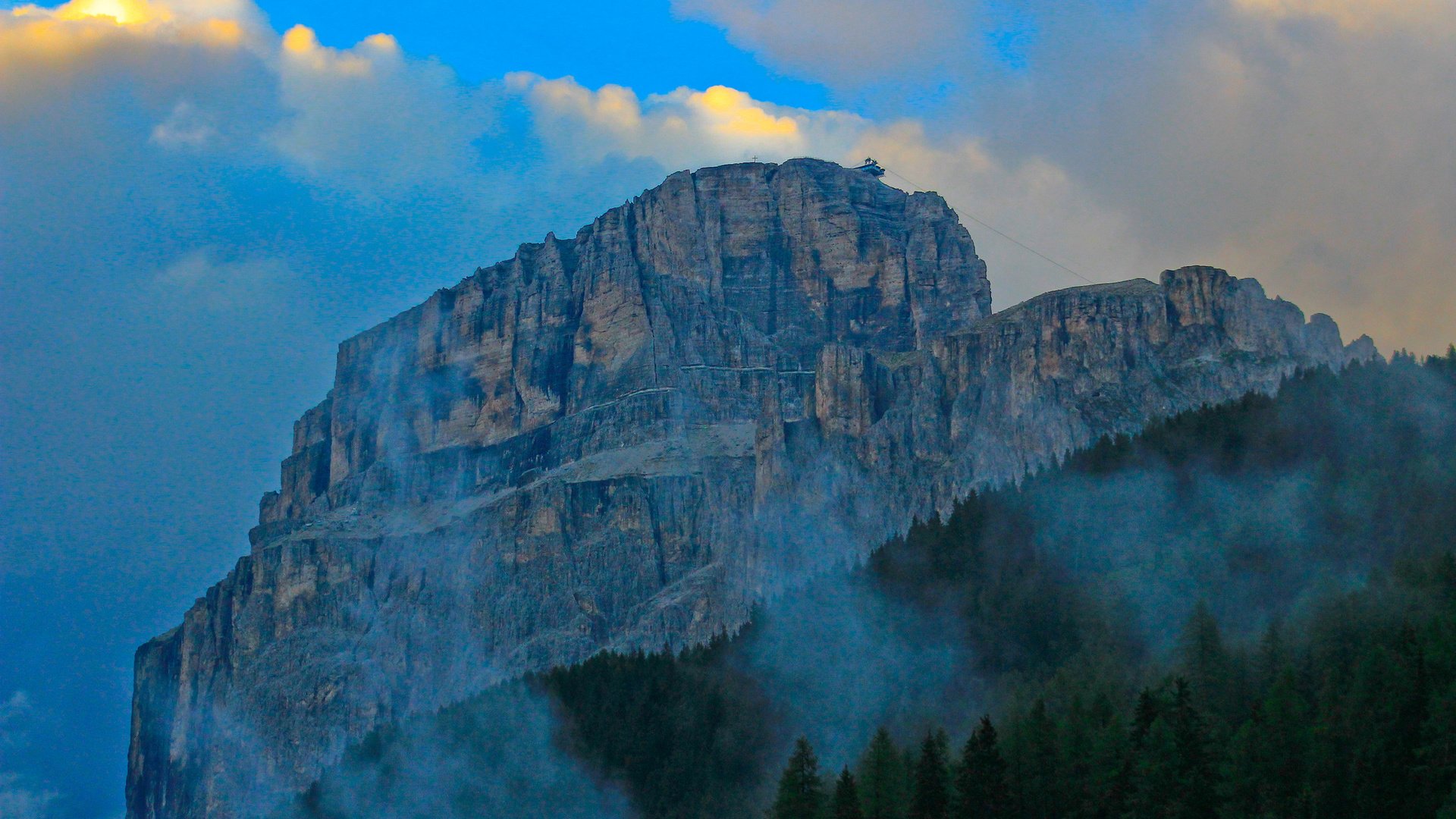 Обои небо, облака, деревья, скала, туман, гора, the sky, clouds, trees, rock, fog, mountain разрешение 2048x1365 Загрузить