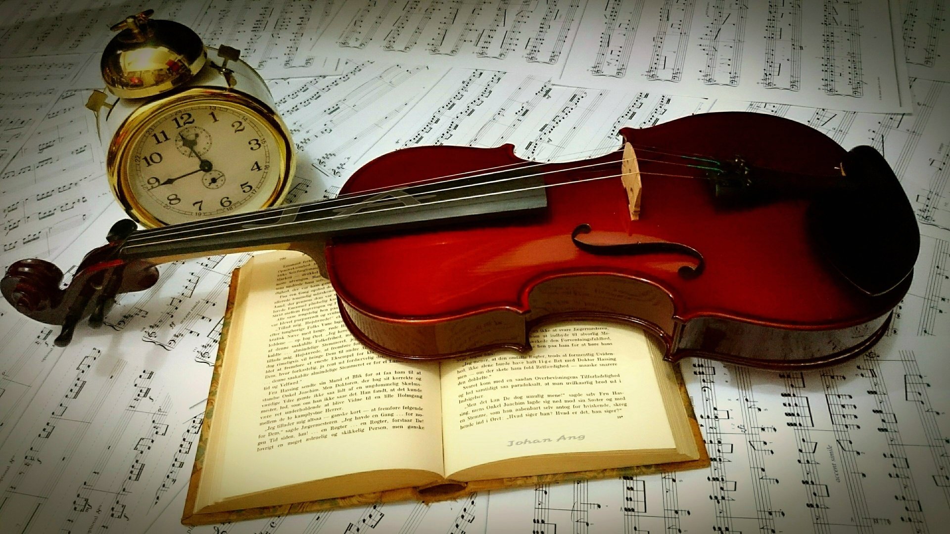 Обои скрипка, книга, будильник, violin, book, alarm clock разрешение 3840x2160 Загрузить