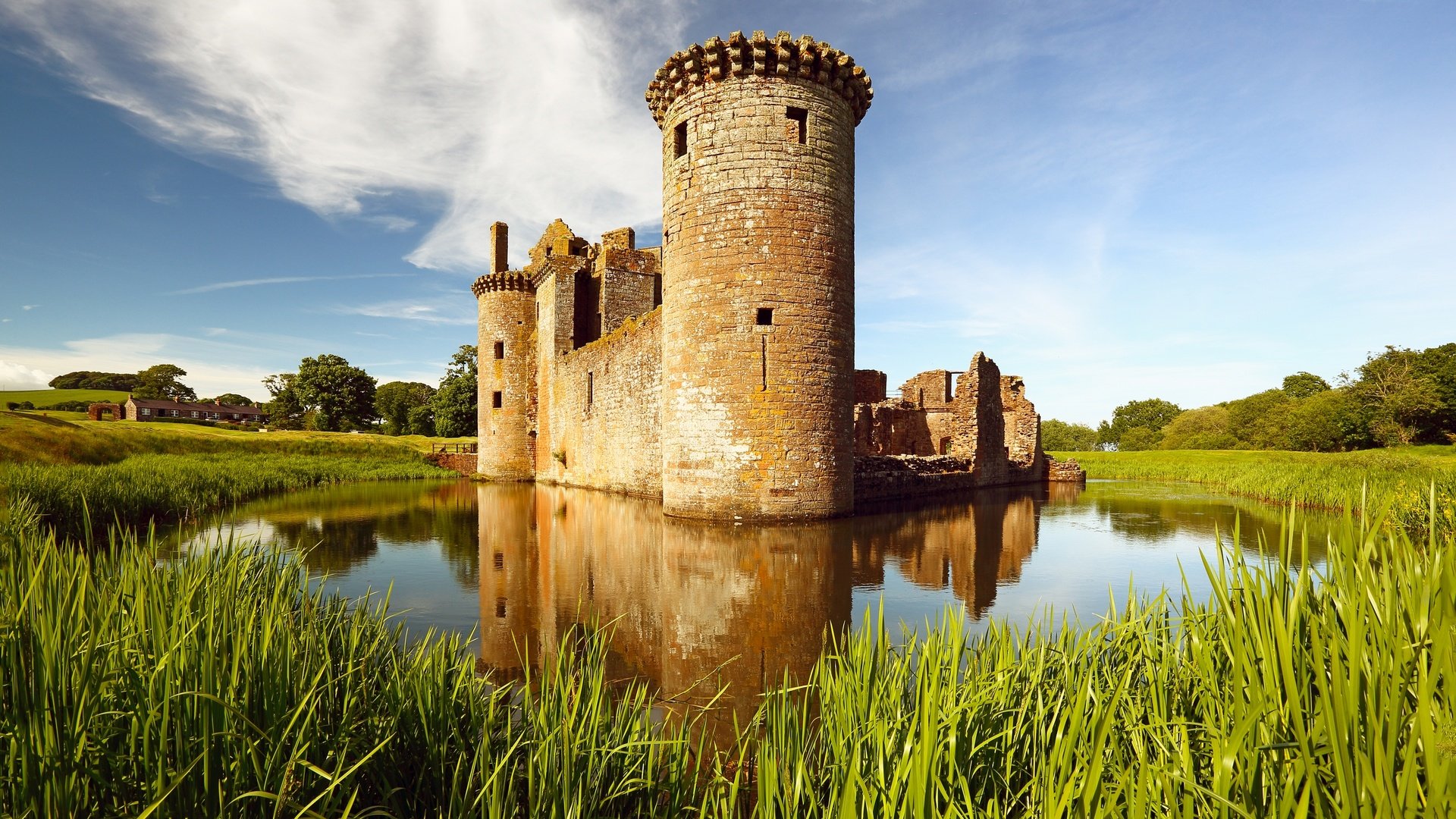 Обои трава, озеро, замок, башня, старинный, старое здание, grass, lake, castle, tower, vintage, the old building разрешение 2880x1916 Загрузить