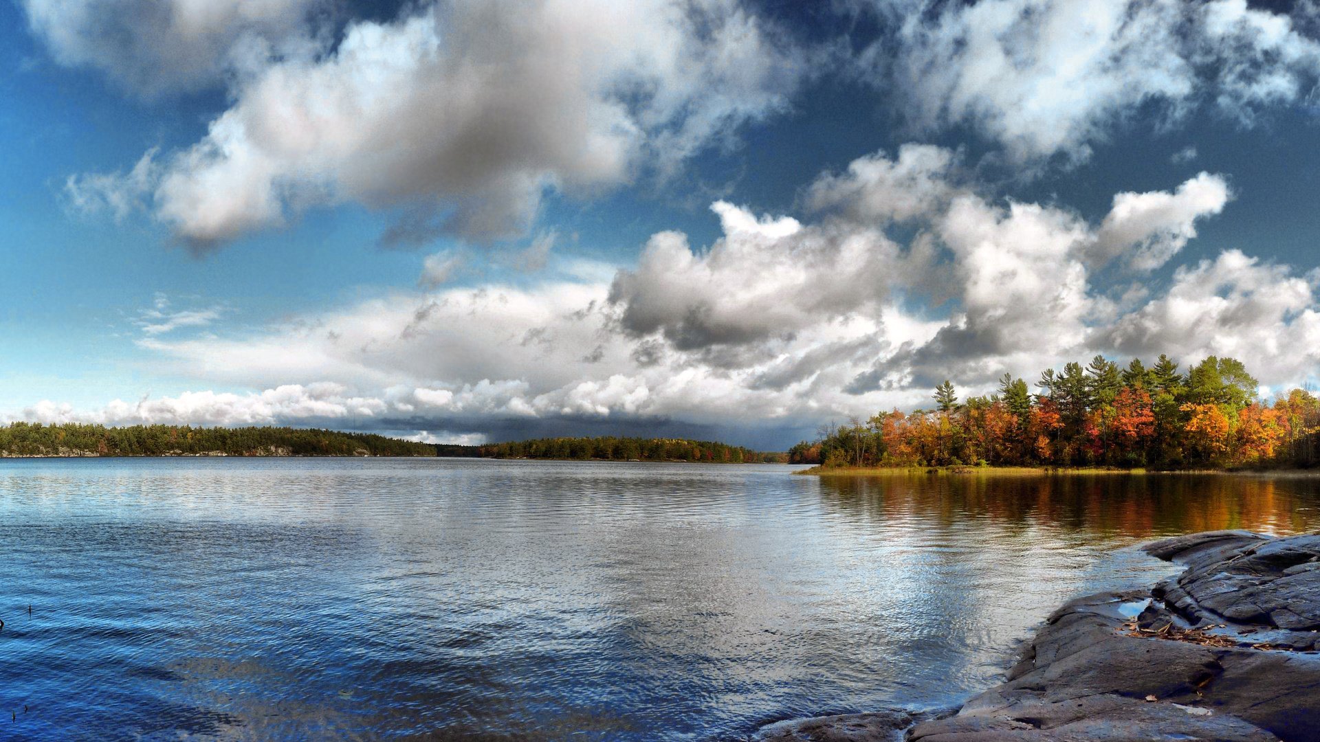 Обои небо, деревья, вода, река, камни, осень, природа. пейзаж, the sky, trees, water, river, stones, autumn разрешение 2560x1600 Загрузить