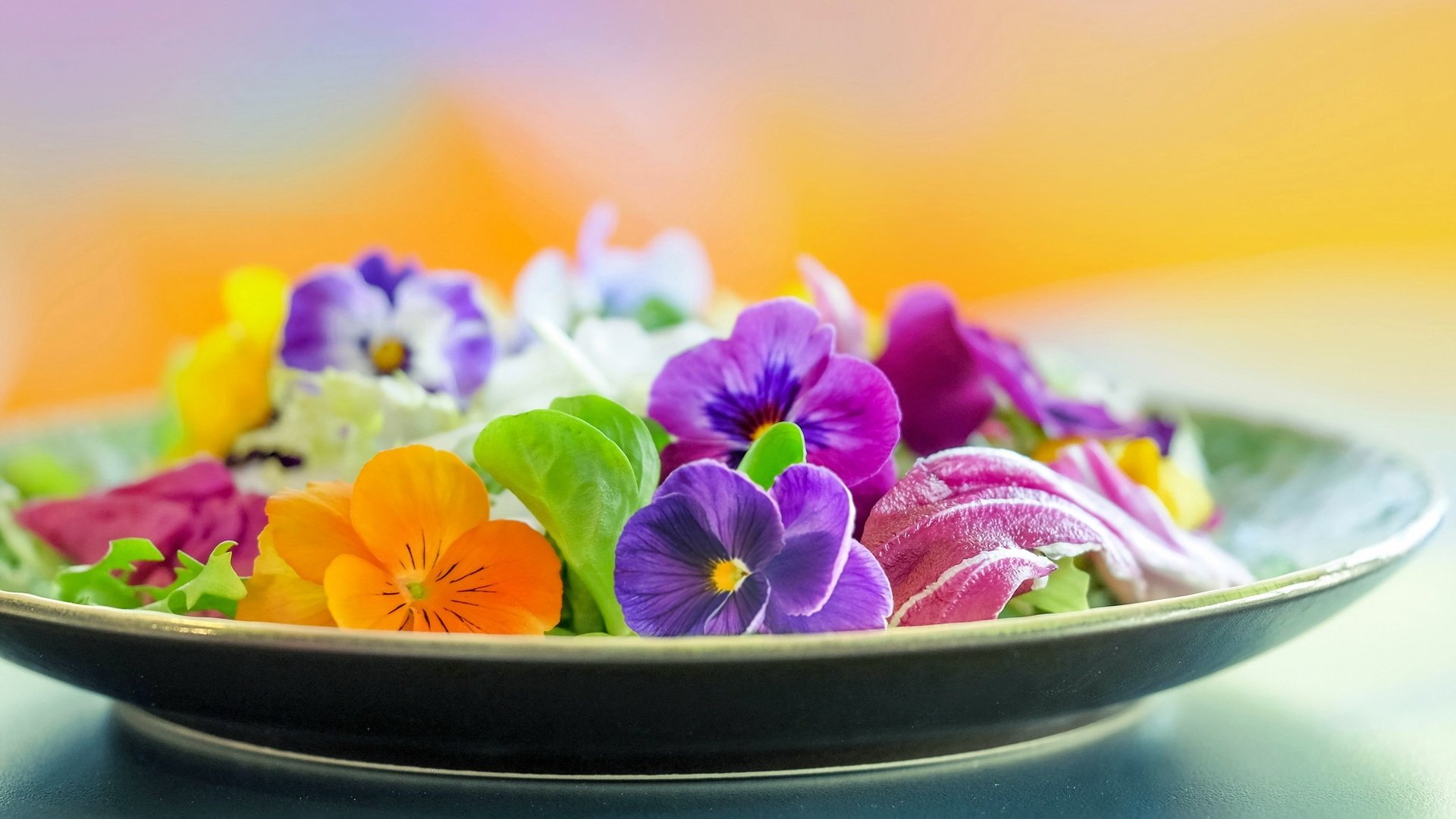 Живые цветы на тарелке