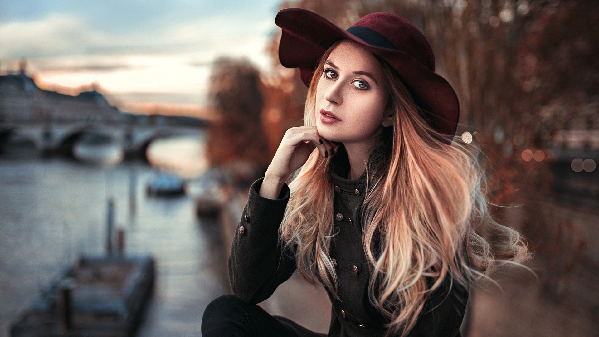 Обои девушка, блондинка, взгляд, шляпа, girl, blonde, look, hat разрешение 2048x1295 Загрузить