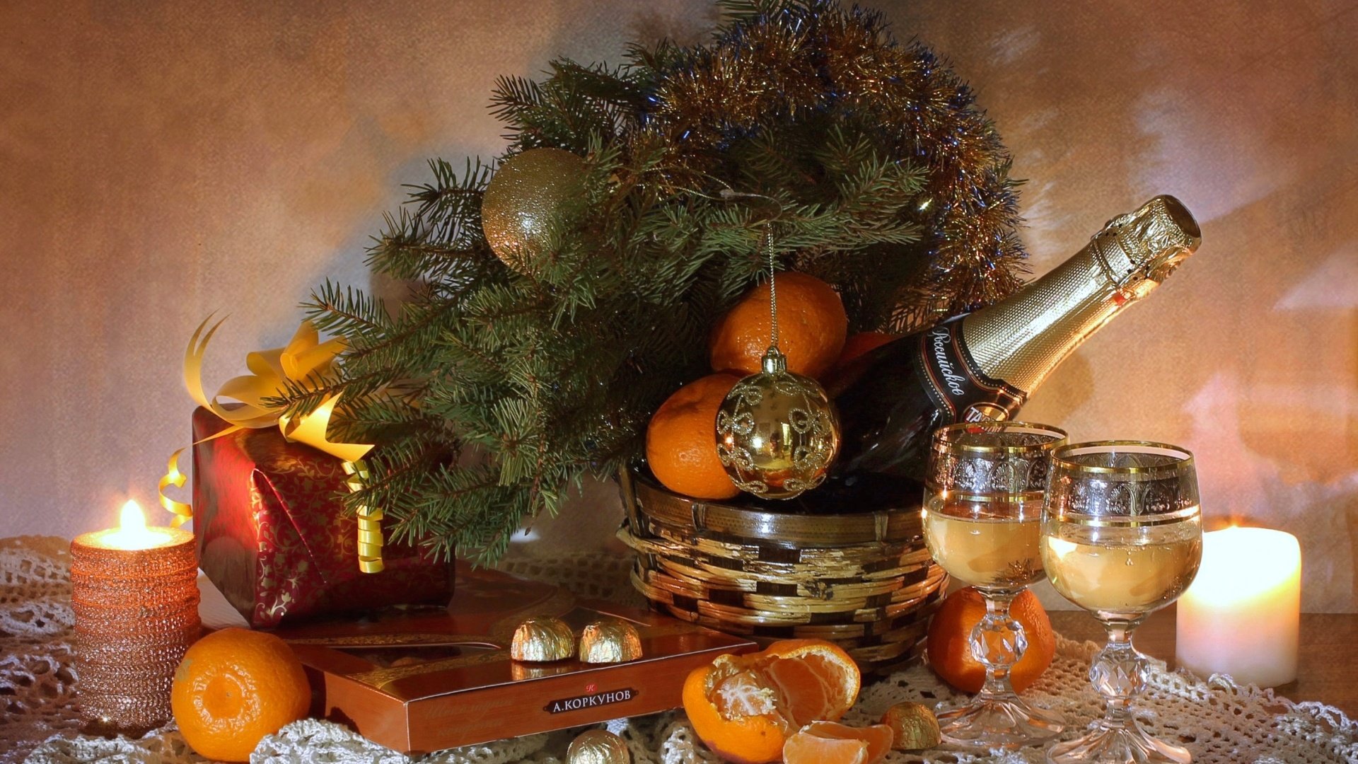 Обои свечи, елка, конфеты, бокалы, подарок, шампанское, мандарины, candles, tree, candy, glasses, gift, champagne, tangerines разрешение 1920x1279 Загрузить
