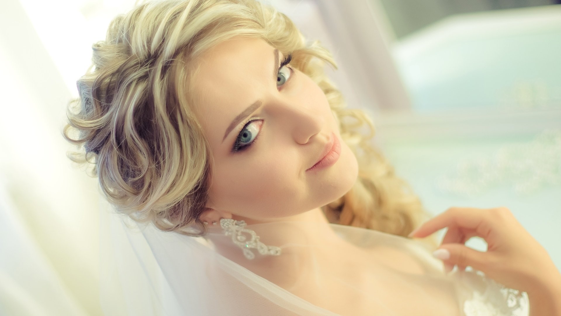 Обои блондинка, портрет, красота, лицо, невеста, blonde, portrait, beauty, face, the bride разрешение 1920x1280 Загрузить