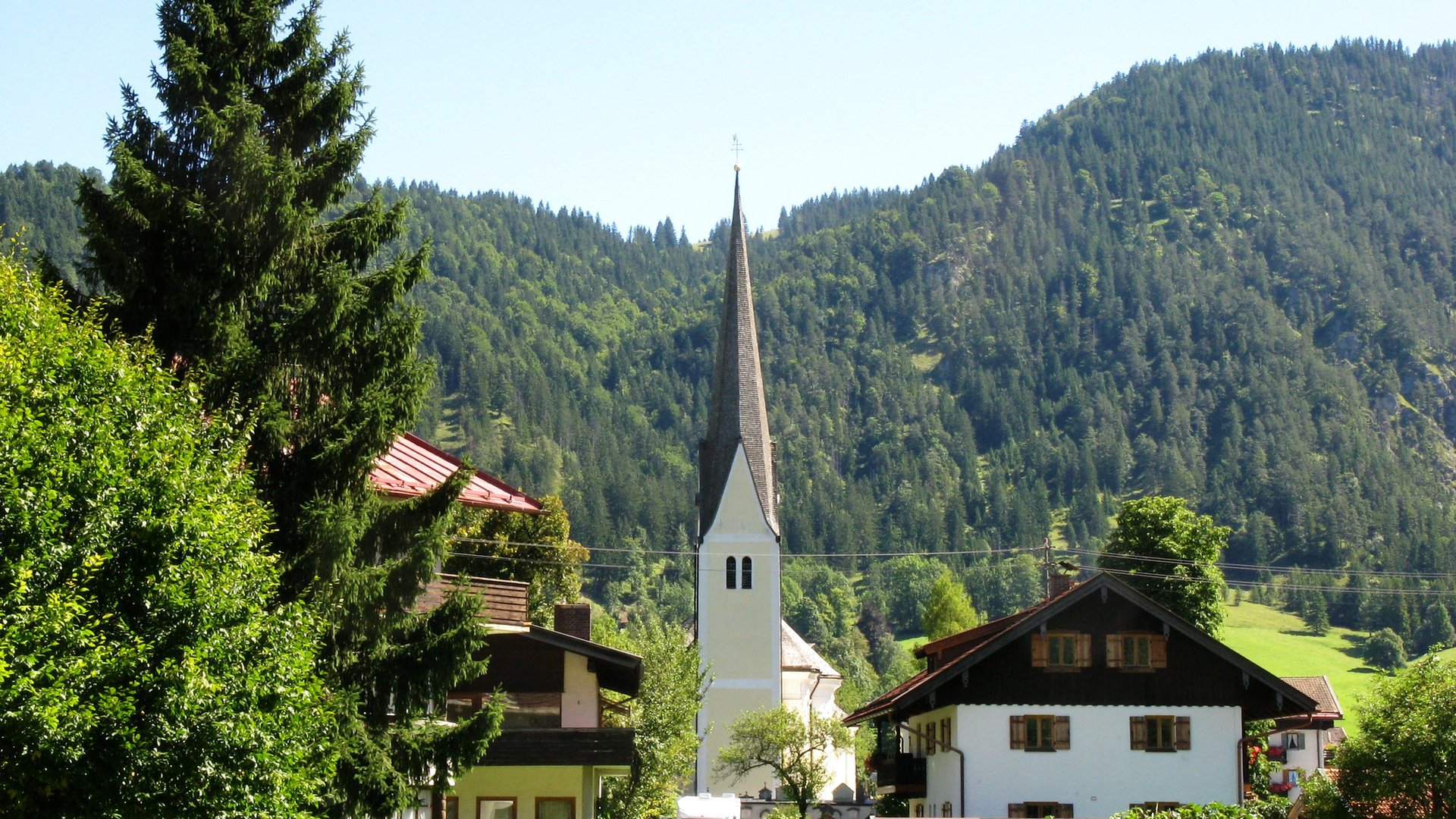 Обои деревья, бавария, горы, bayrischzell, лес, дома, городок, церковь, германия, альпы, trees, bayern, mountains, forest, home, town, church, germany, alps разрешение 2048x1536 Загрузить