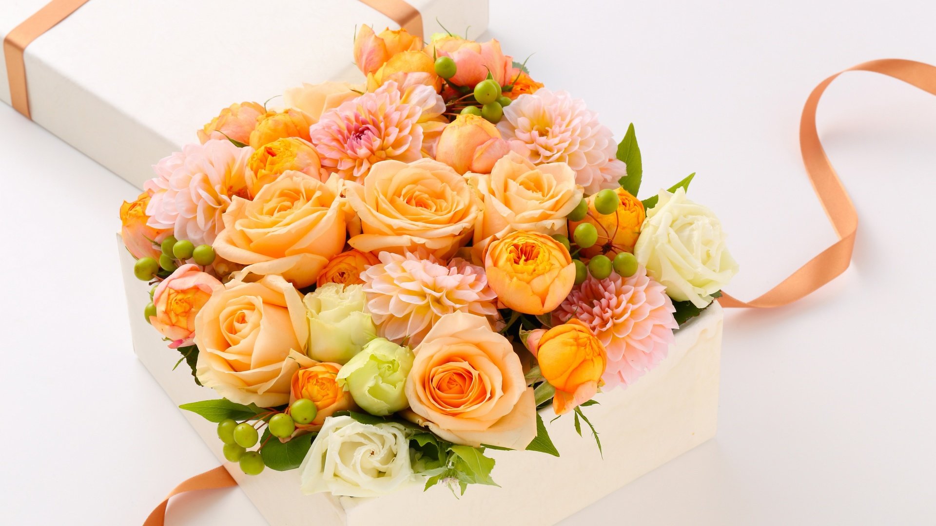 Обои розы, подарок, роз, георгины, букеты, roses, gift, dahlias, bouquets разрешение 2880x1920 Загрузить