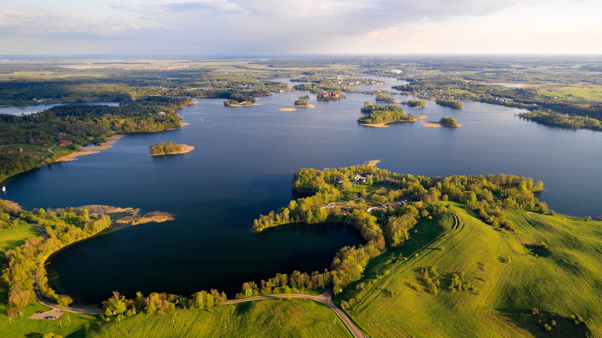 Обои поля, панорама, красота, озёра, trakai historical national park, литва, field, panorama, beauty, lake, lithuania разрешение 1999x1333 Загрузить