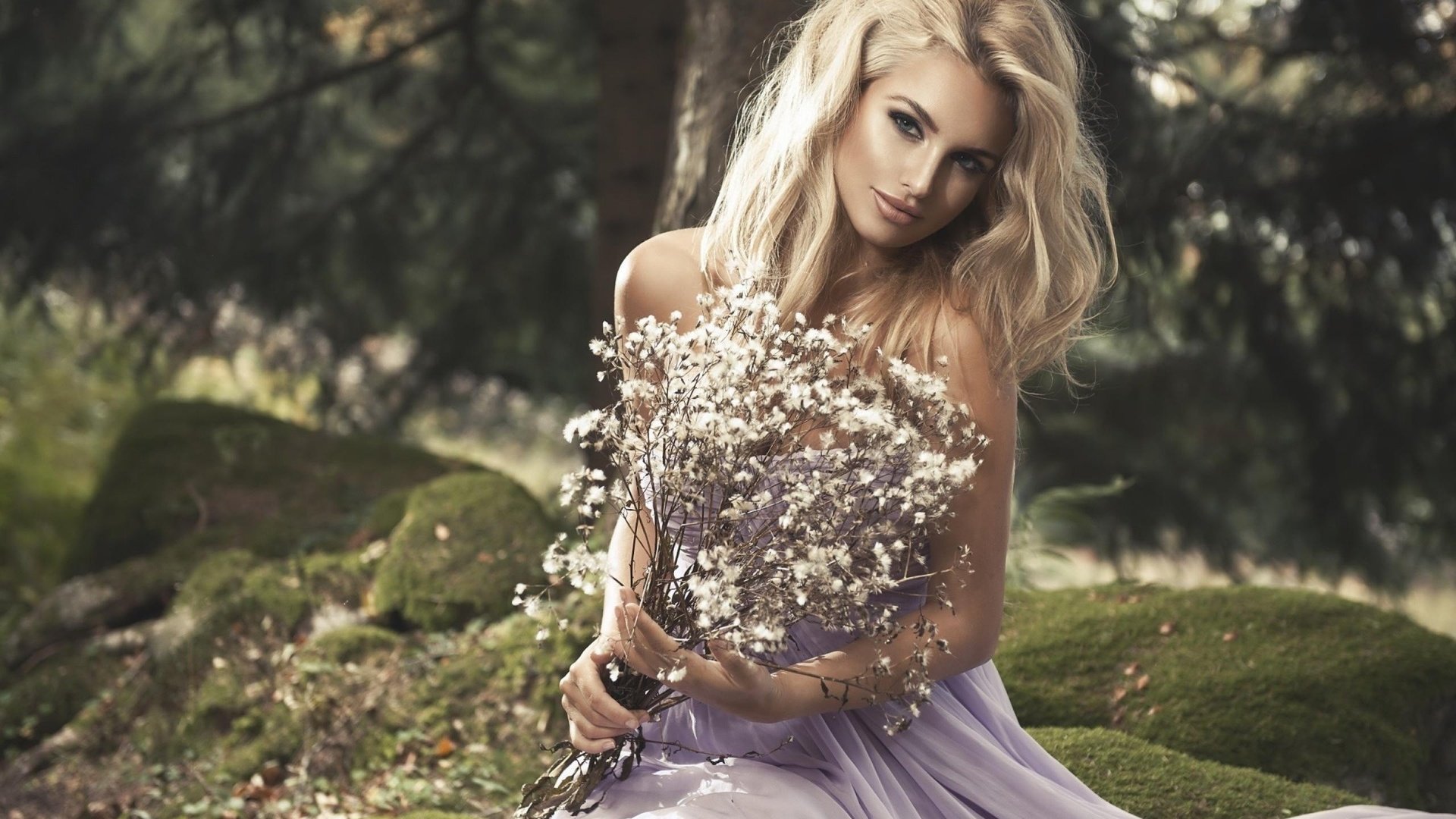 Обои цветы, девушка, взгляд, модель, позирует, блонди, flowers, girl, look, model, posing, blondie разрешение 2560x1600 Загрузить