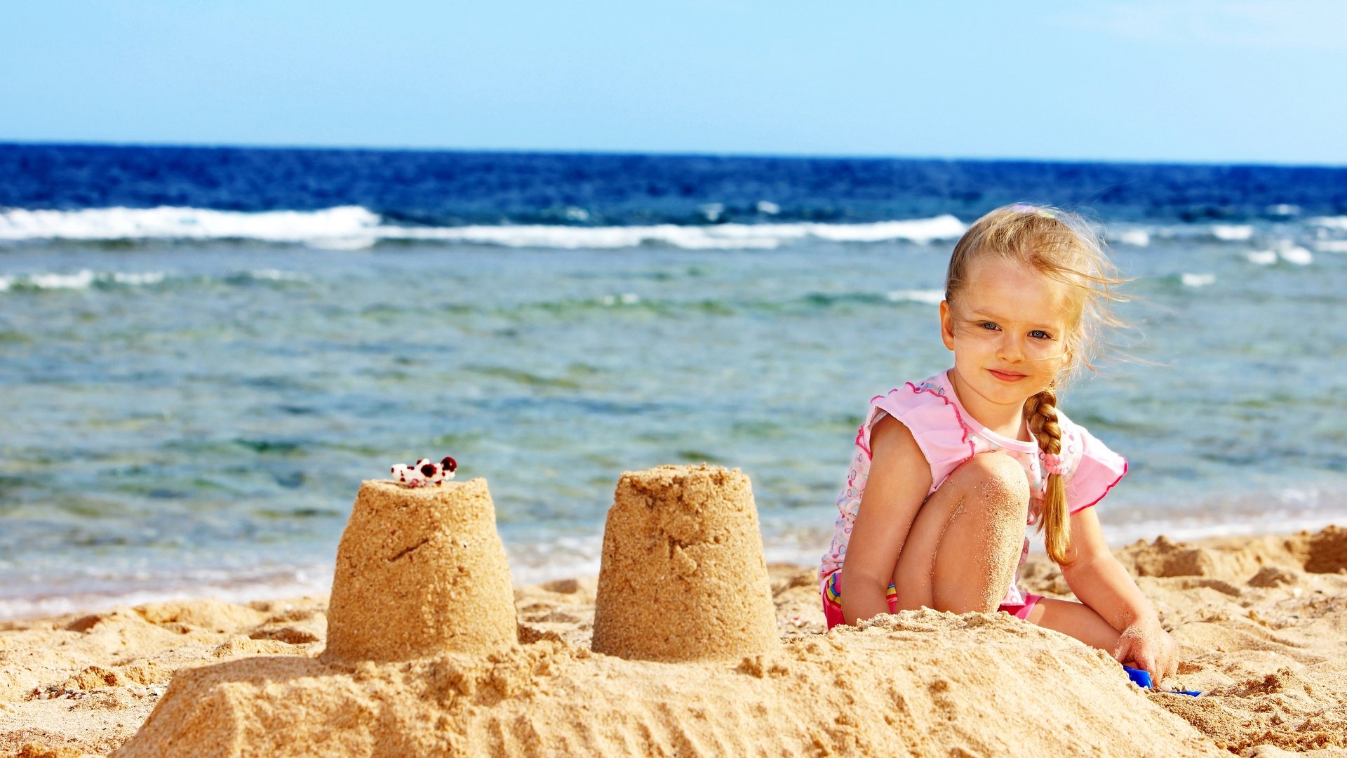 Обои берег, море, песок, девочка, берег моря, дитя, little girls, shore, sea, sand, girl, coast, child разрешение 2880x2139 Загрузить