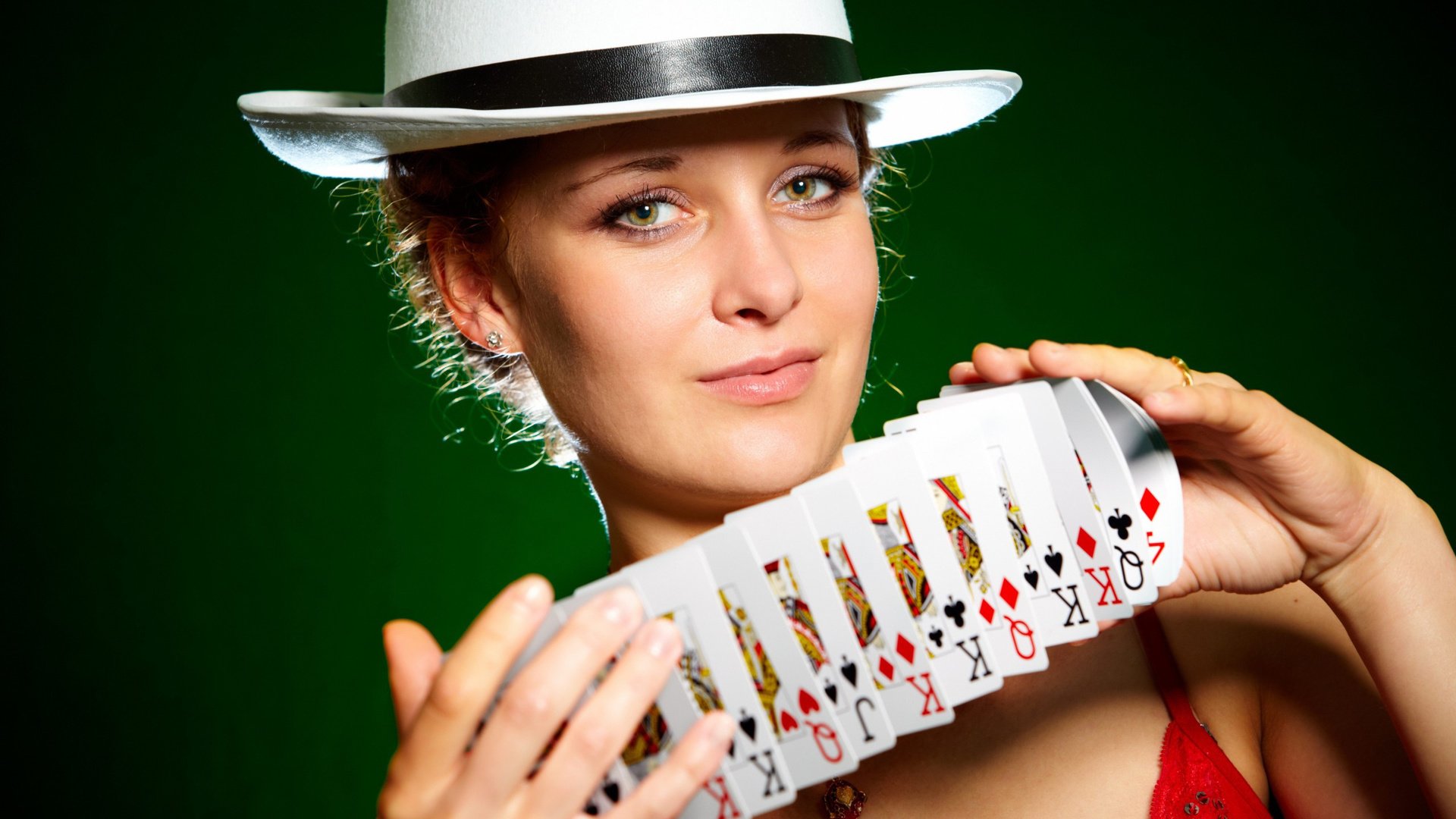 Обои девушка, карты, взгляд, шляпа, shuffling cards, girl, card, look, hat разрешение 2560x1600 Загрузить