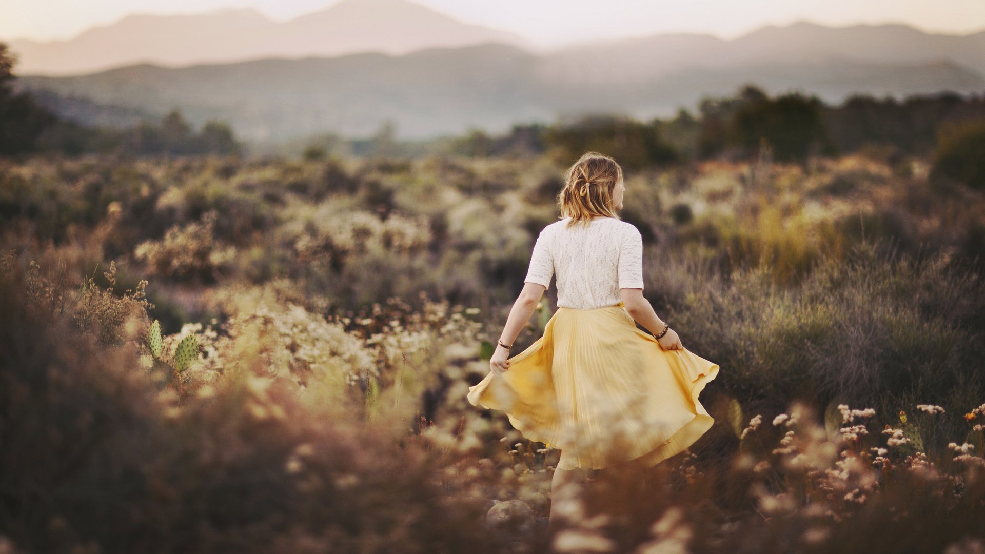 Обои трава, девушка, поле, юбка, спина, блузка, grass, girl, field, skirt, back, blouse разрешение 2048x1365 Загрузить