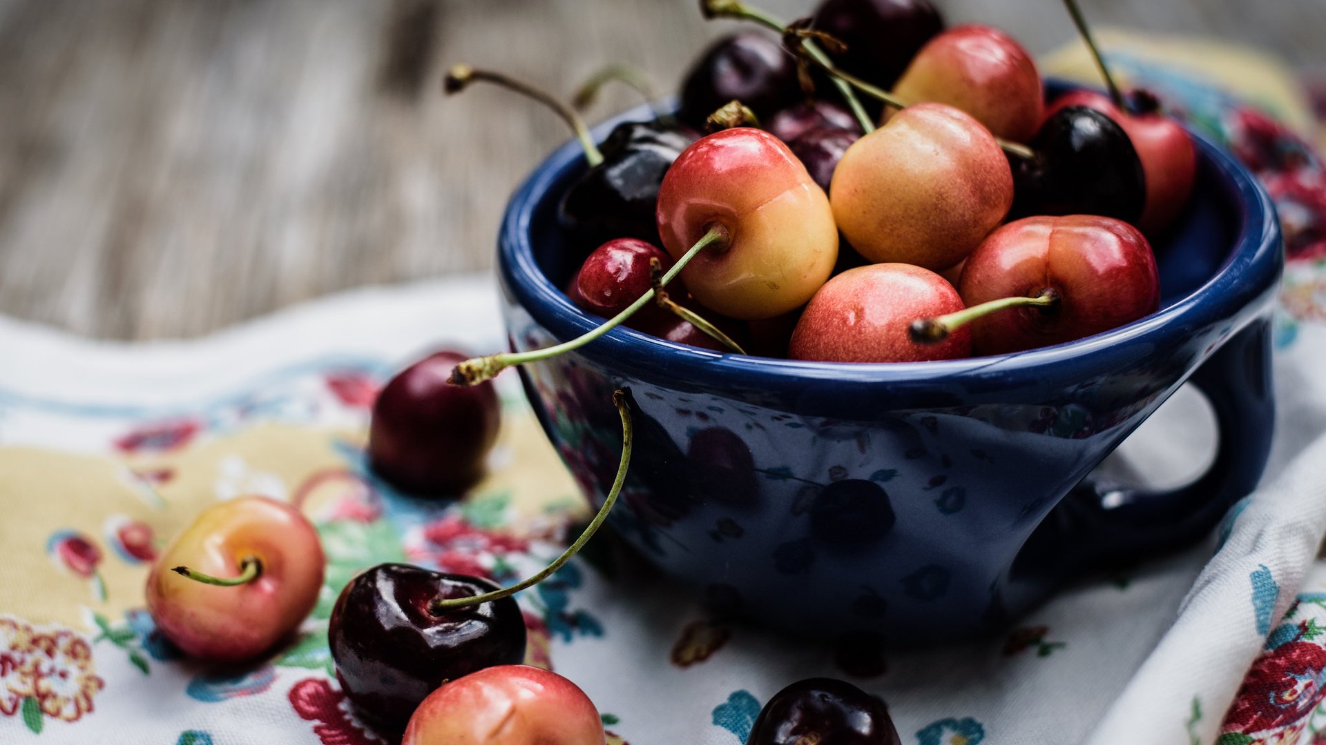 Обои черешня, ягоды, вишня, чашка, cherry, berries, cup разрешение 2048x1485 Загрузить