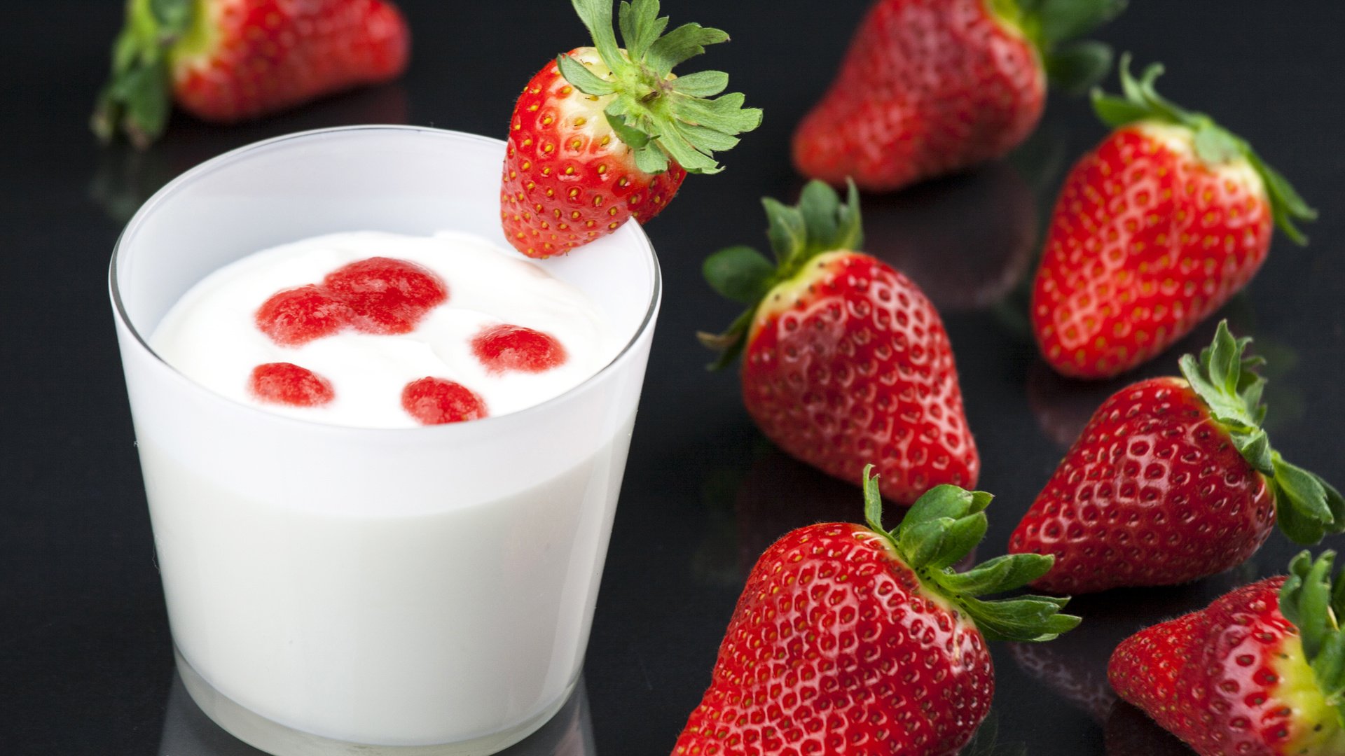 Обои клубника, ягоды, берри, молоко, йогурт, молока, strawberry, berries, berry, milk, yogurt разрешение 3888x2592 Загрузить