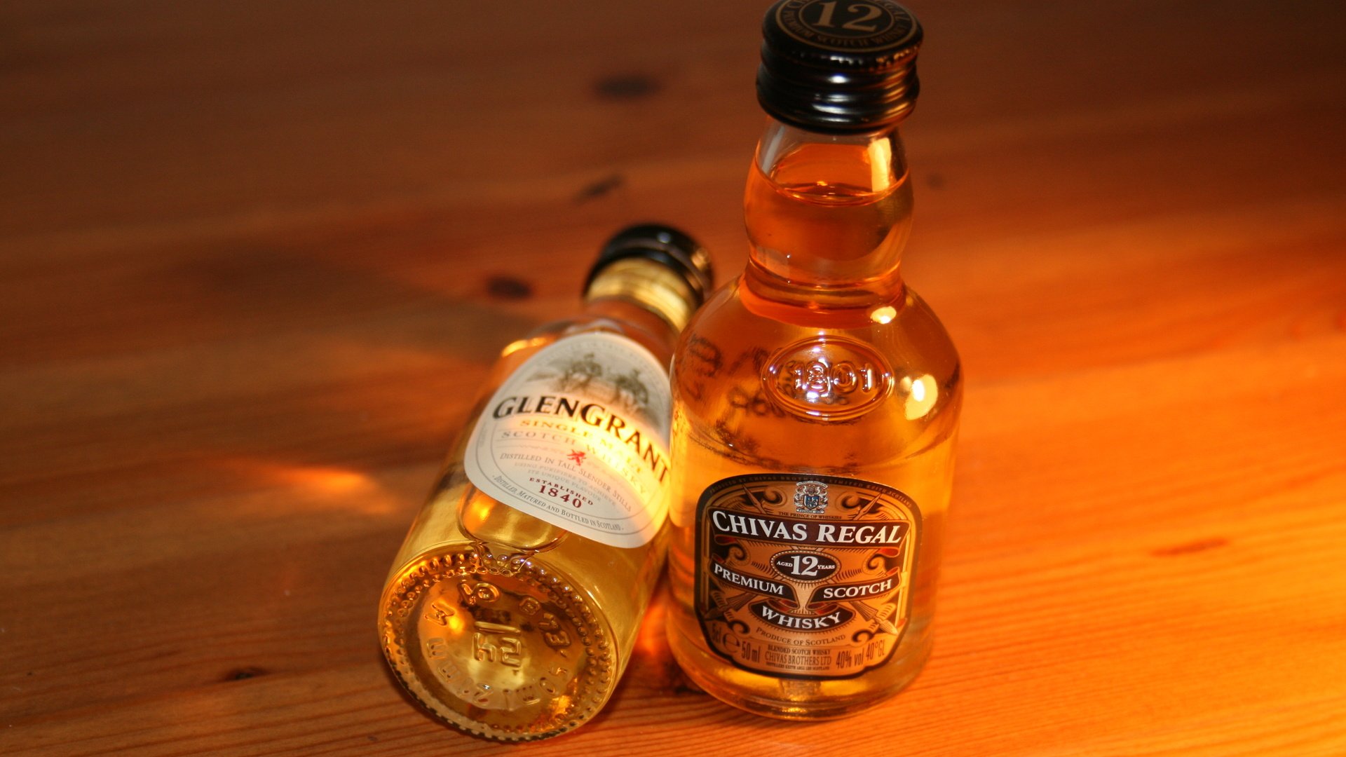 Обои пол, виски, whisky, маленькие бутылки, floor, whiskey, small bottles разрешение 3888x2592 Загрузить