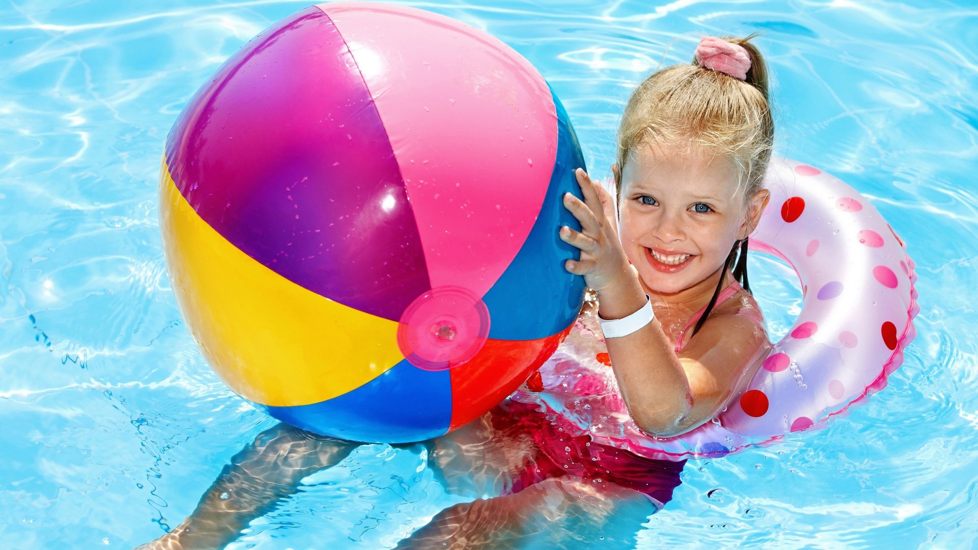 Обои улыбка, лето, девочка, бассейн, ребенок, мяч, smile, summer, girl, pool, child, the ball разрешение 2880x2102 Загрузить