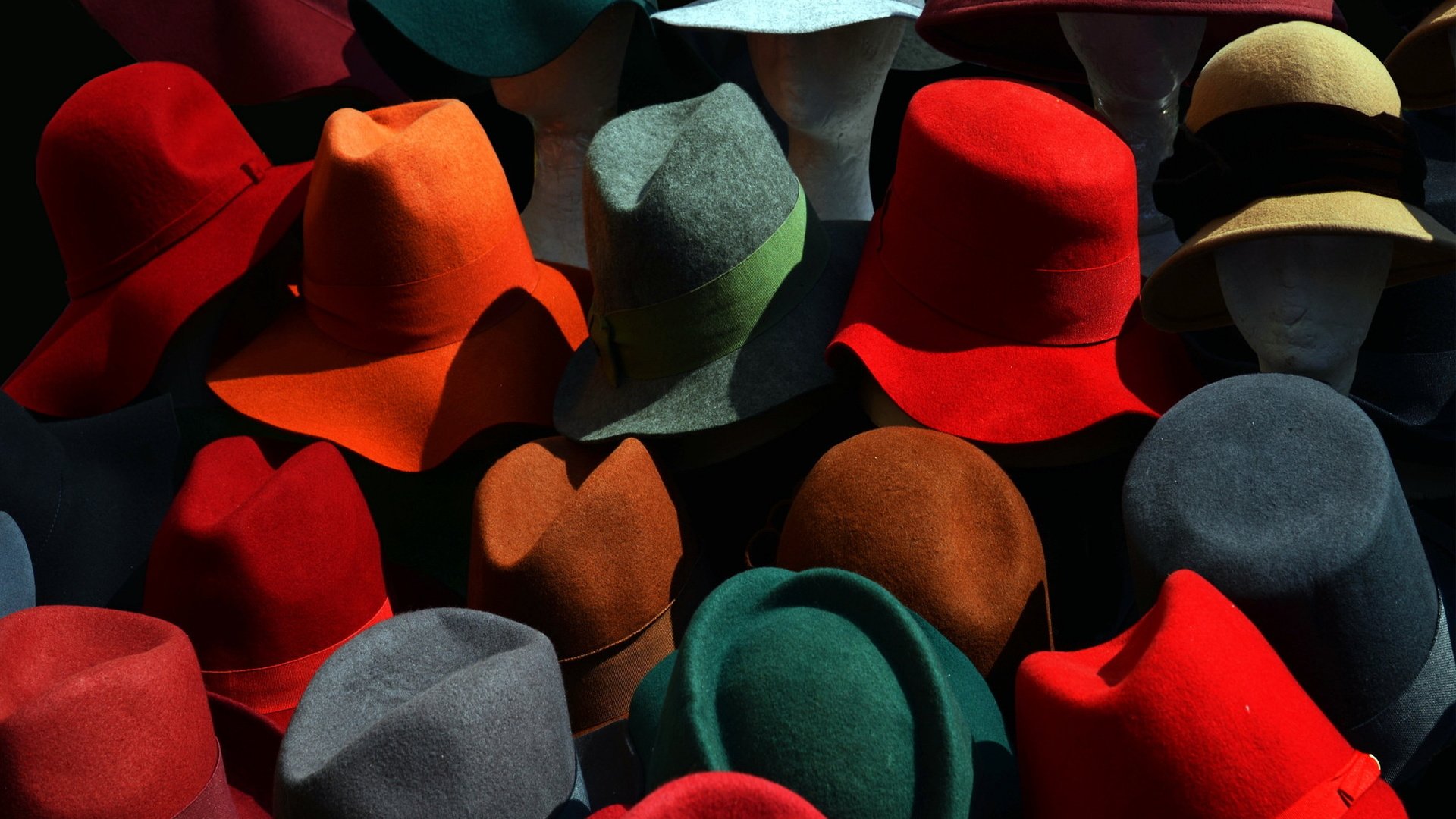 Обои фон, цвет, много, шляпы, background, color, a lot, hats разрешение 2046x1261 Загрузить