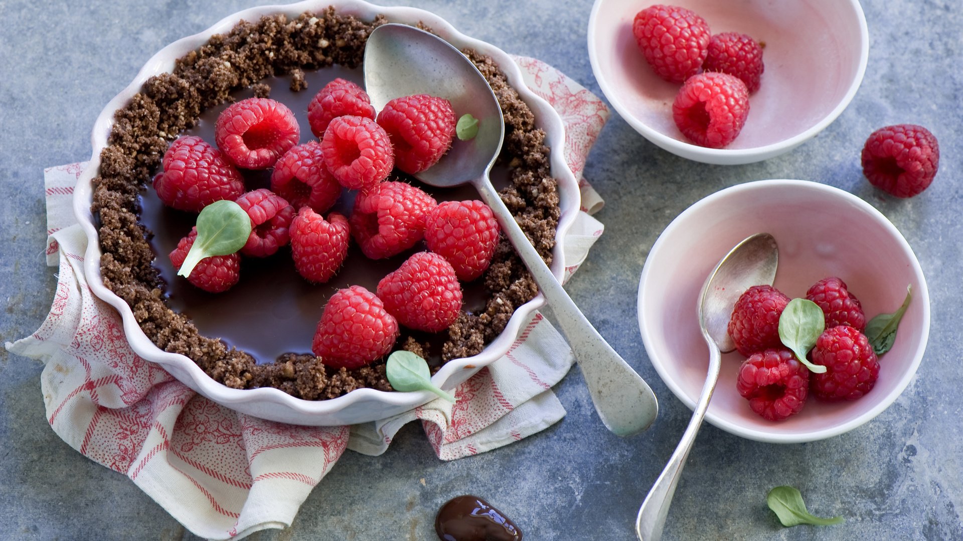 Обои малина, ягоды, шоколад, сладкое, десерт, пирог, ложки, chocolate tart, raspberry, berries, chocolate, sweet, dessert, pie, spoon разрешение 2000x1331 Загрузить