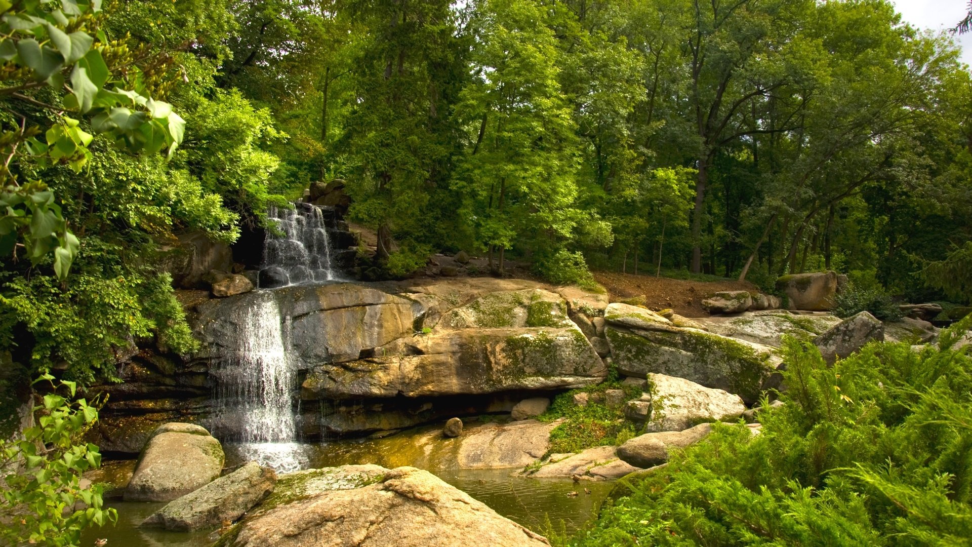 Обои деревья, вода, камни, парк, водопад, поток, trees, water, stones, park, waterfall, stream разрешение 2400x1565 Загрузить