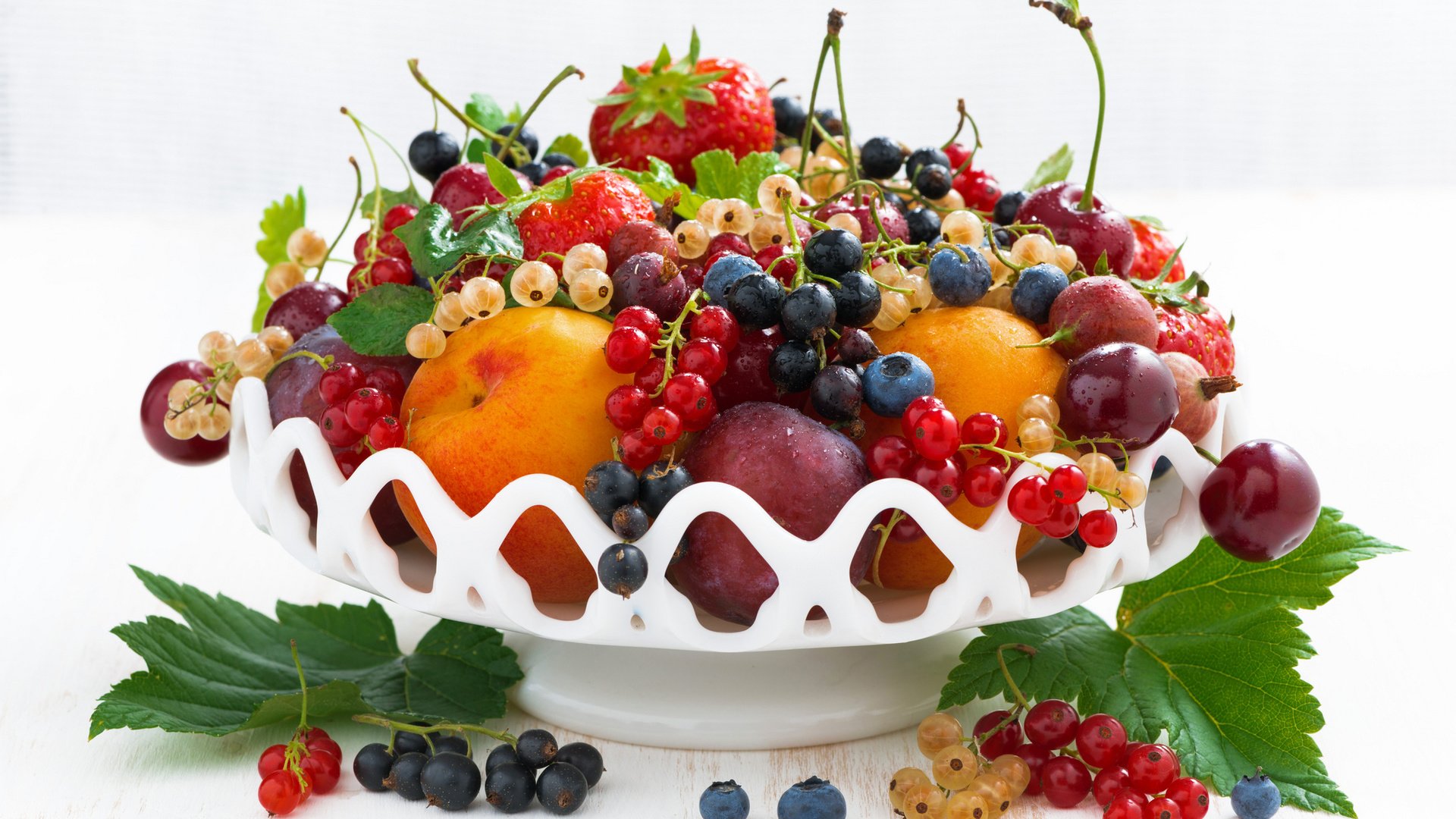 Обои фрукты, нектарин, клубника, слива, абрикос, ягоды, вишня, черника, смородина, крыжовник, fruit, nectarine, strawberry, drain, apricot, berries, cherry, blueberries, currants, gooseberry разрешение 2048x1367 Загрузить