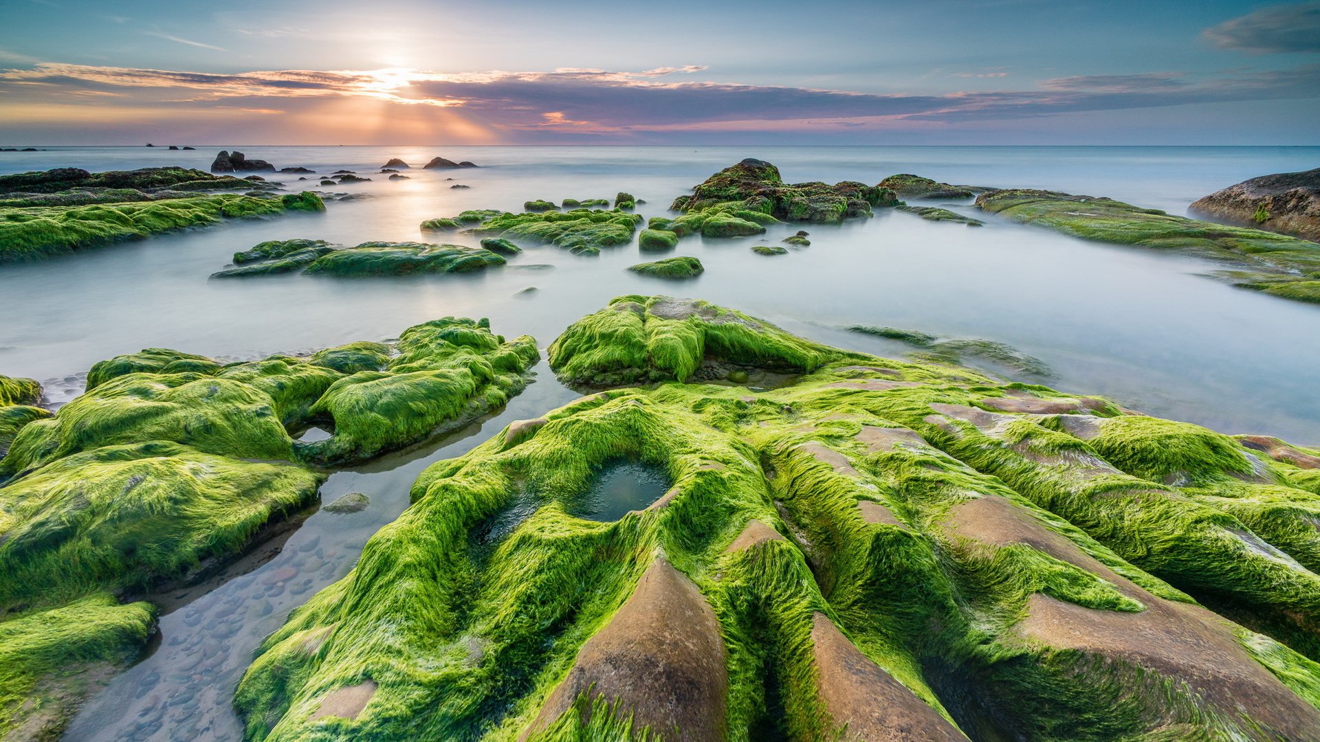 Обои камни, берег, закат, море, водоросли, stones, shore, sunset, sea, algae разрешение 2047x1315 Загрузить