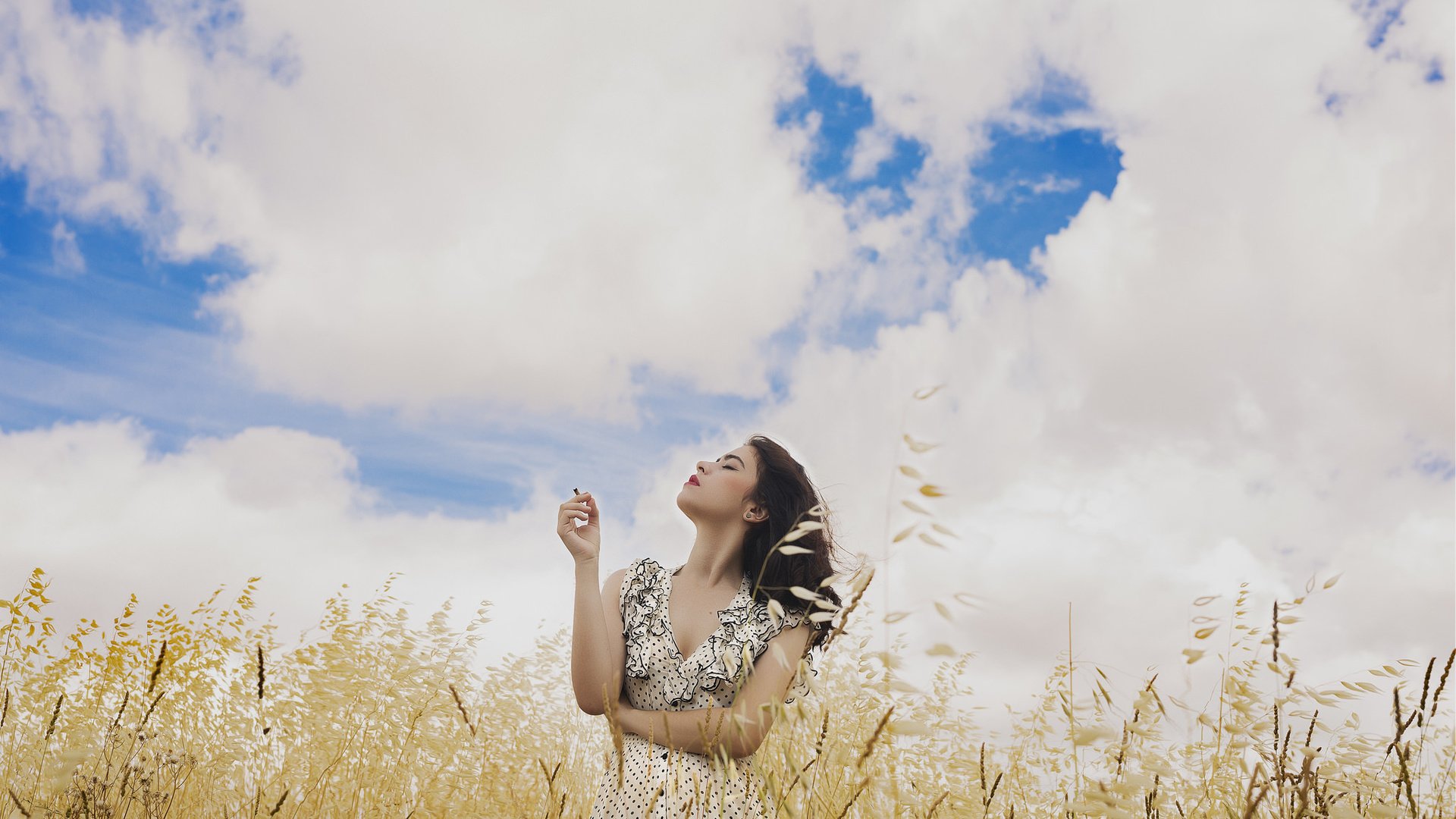 Обои небо, девушка, платье, поле, волосы, лицо, ветер, the sky, girl, dress, field, hair, face, the wind разрешение 2048x1365 Загрузить