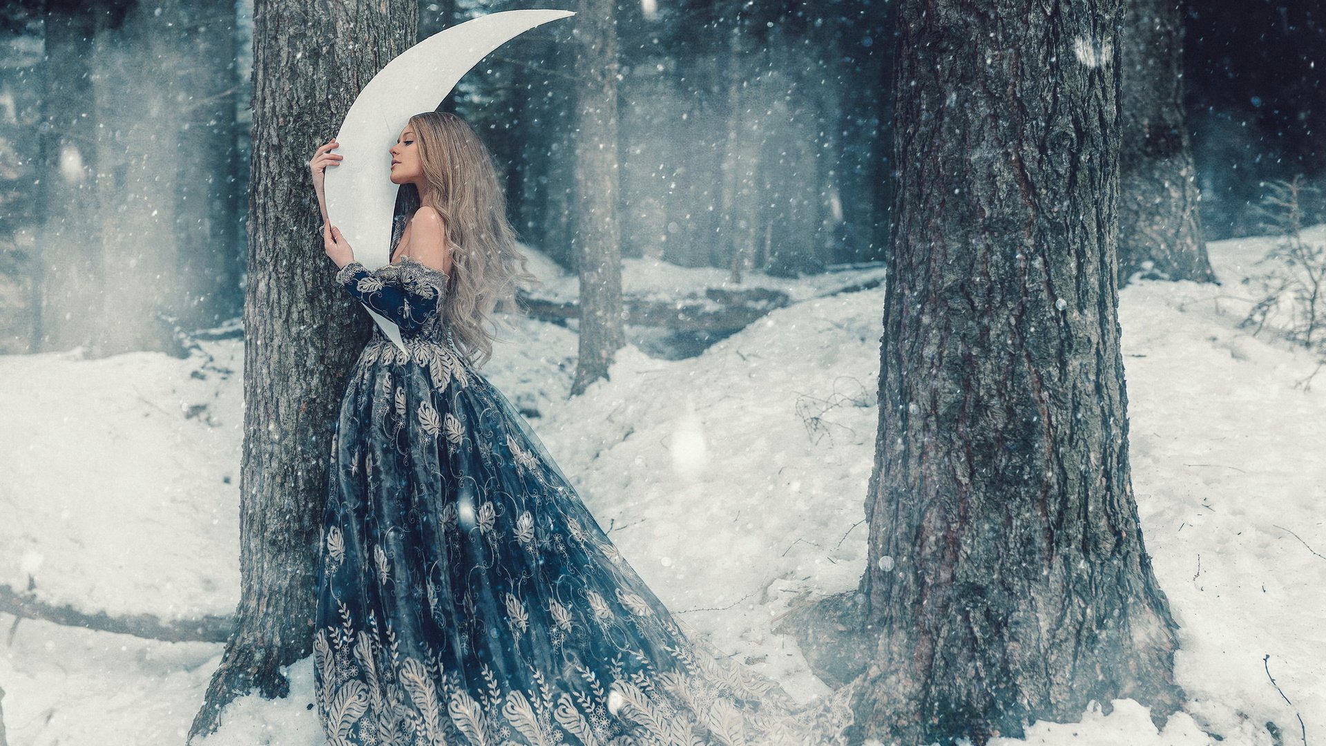 Обои деревья, месяц, снег, снегопад, лес, мило, зима, сказочно, девушка, платье, фея, волосы, trees, a month, snow, snowfall, forest, cute, winter, fabulously, girl, dress, fairy, hair разрешение 2048x1152 Загрузить