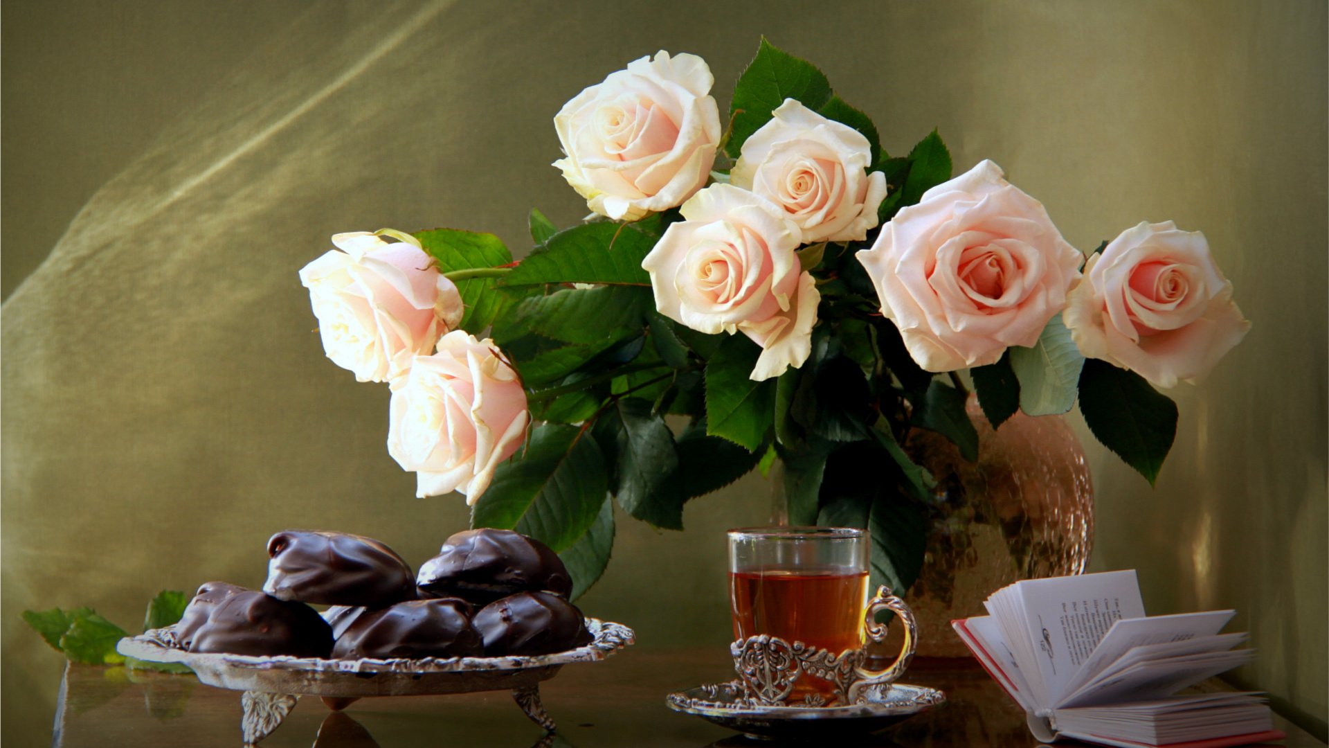 Обои розы, букет, чай, шоколад, книга, зефир, натюрморт, roses, bouquet, tea, chocolate, book, marshmallows, still life разрешение 1920x1217 Загрузить