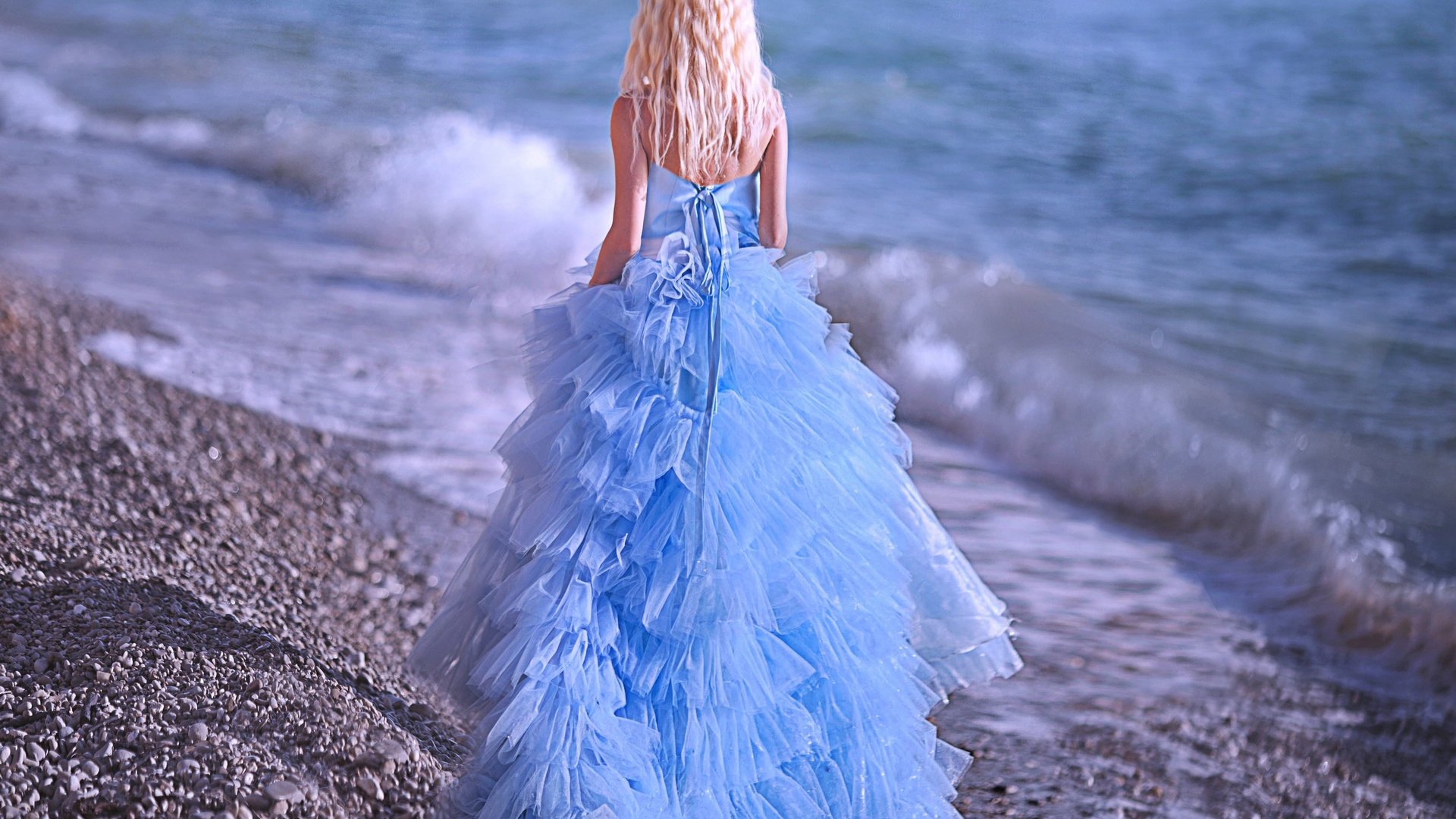 Обои девушка, море, платье, блондинка, спина, girl, sea, dress, blonde, back разрешение 2880x2229 Загрузить