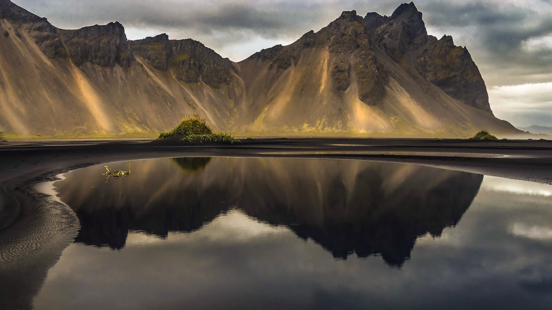 Обои озеро, горы, отражение, исландия, vestrahorn, coastal mountain range, stokksnes, lake, mountains, reflection, iceland разрешение 2048x1108 Загрузить