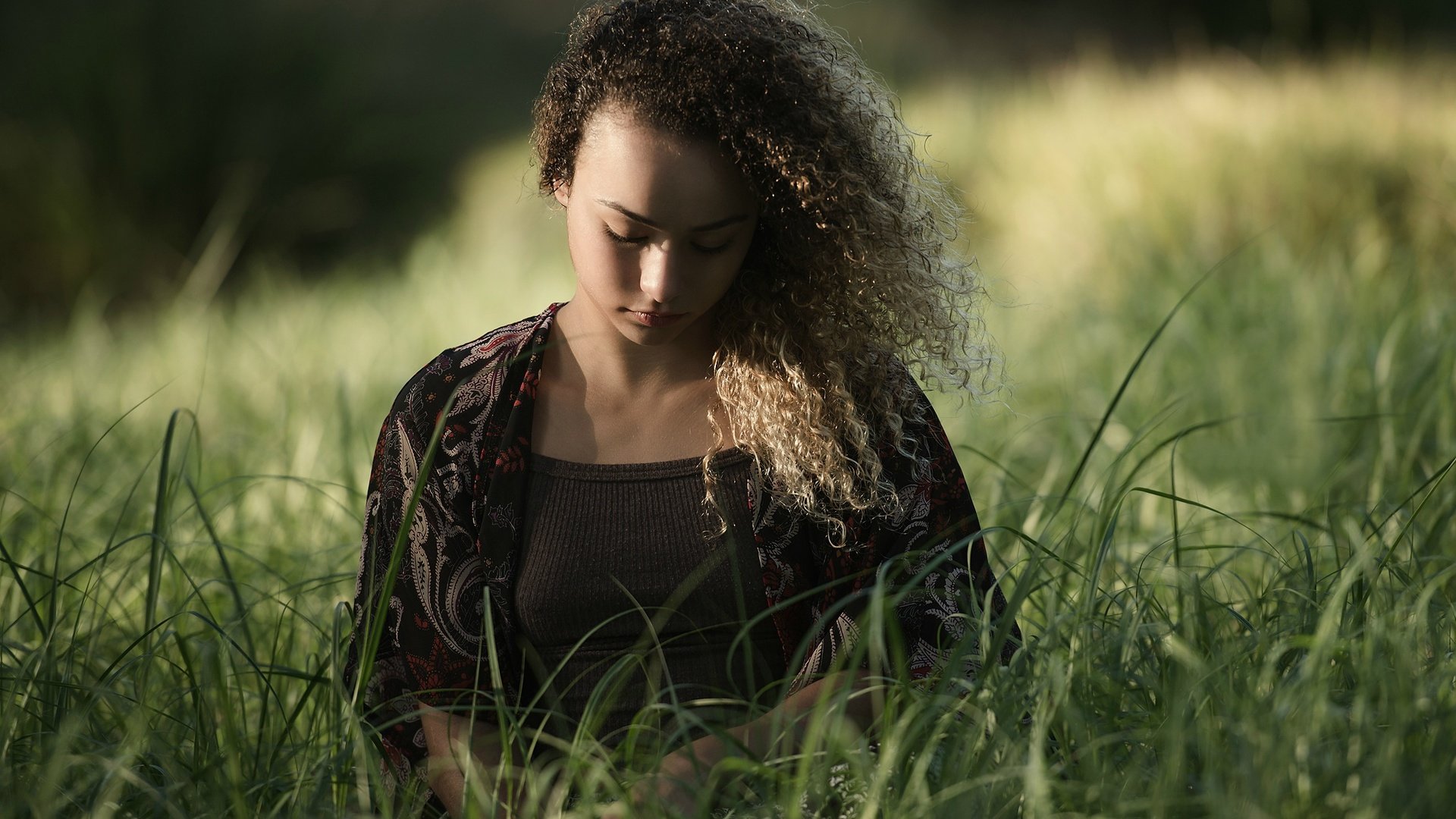 Обои трава, девушка, кудри, солнечный свет, grass, girl, curls, sunlight разрешение 2048x1341 Загрузить