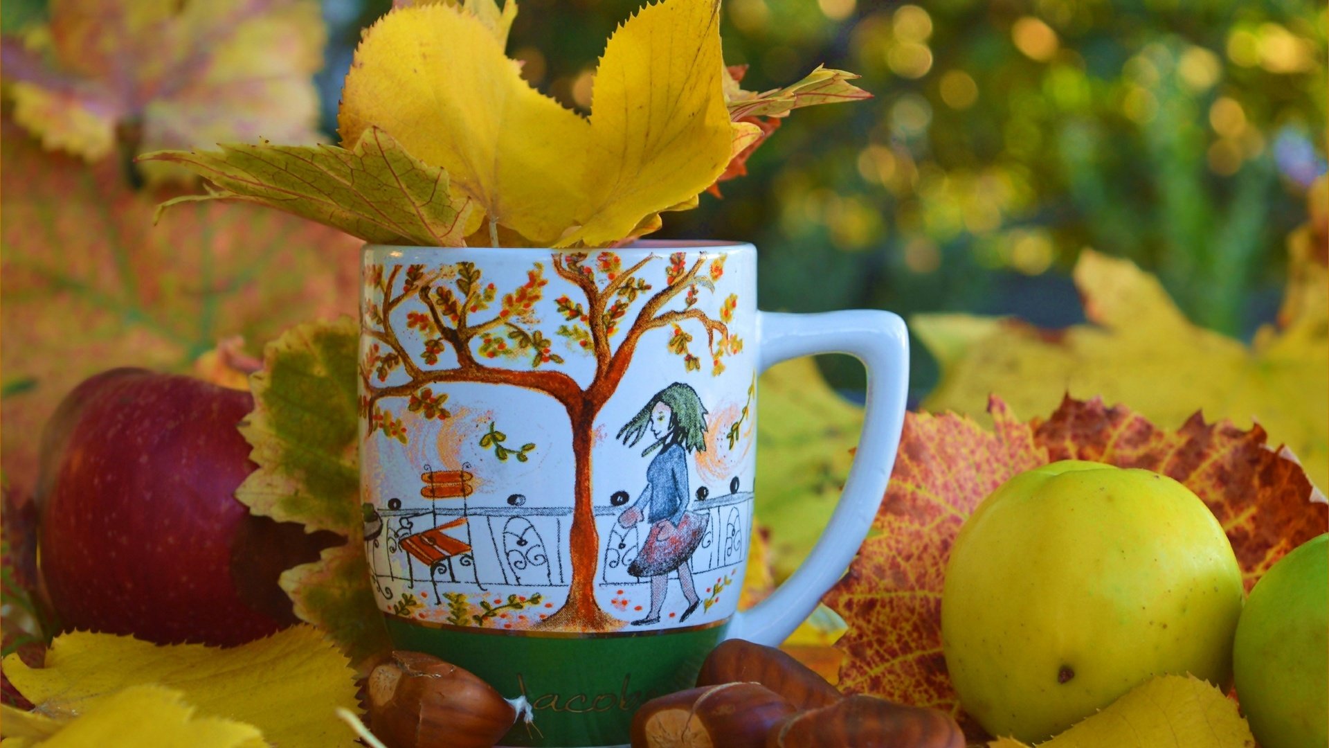 Обои листья, яблоки, осень, чашка, осен, каштаны,  листья, leaves, apples, autumn, cup, chestnuts разрешение 3002x1912 Загрузить