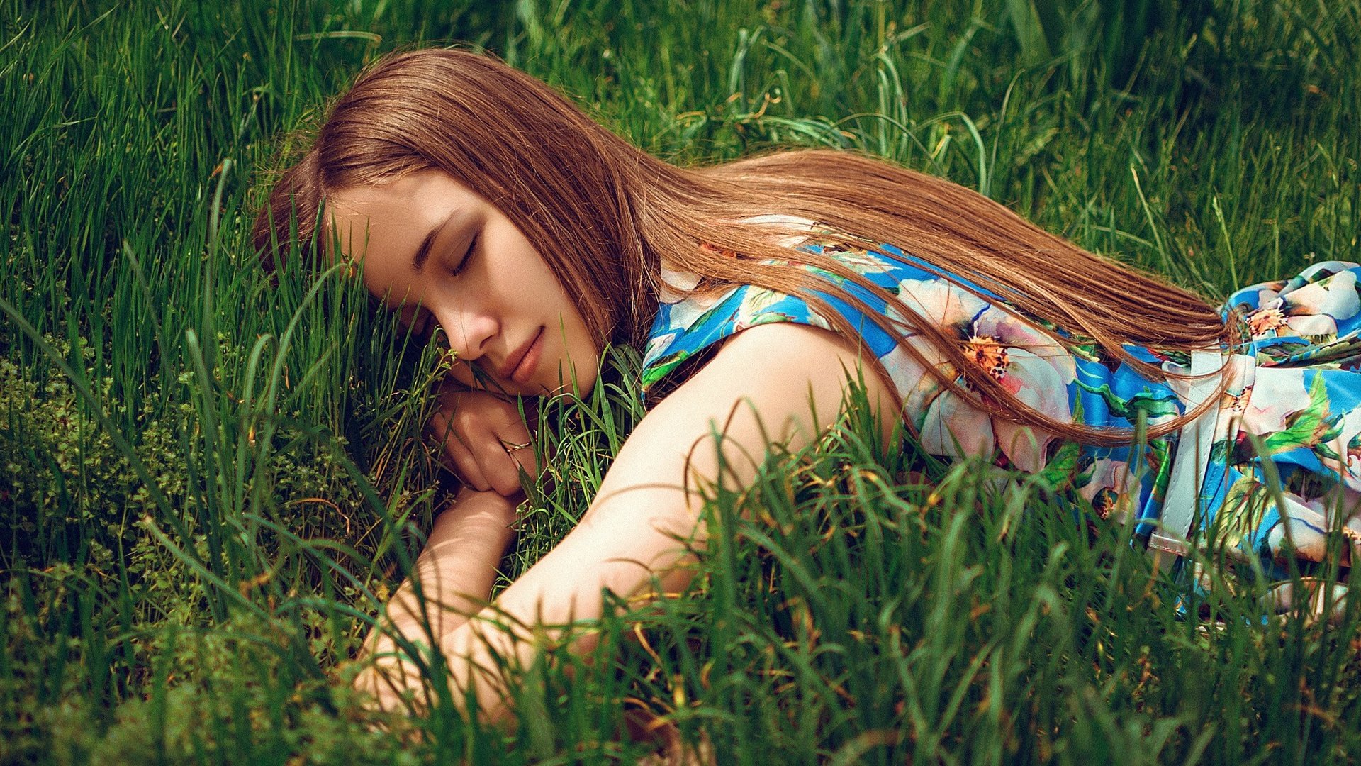 Обои трава, девушка, платье, брюнетка, закрытые глаза, grass, girl, dress, brunette, closed eyes разрешение 2048x1356 Загрузить