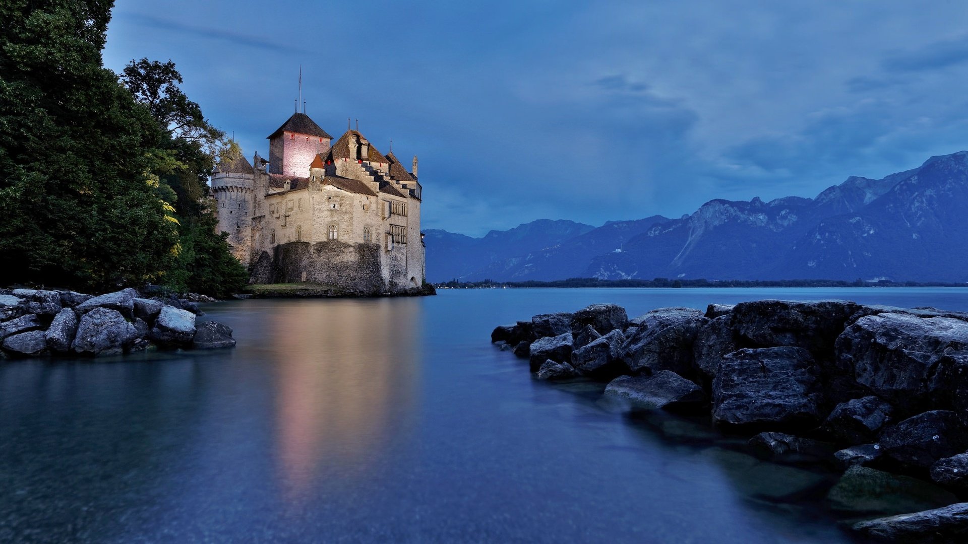 Обои ночь, огни, вода, замок, швейцария, шильонский замок, night, lights, water, castle, switzerland, chillon castle разрешение 2048x1152 Загрузить