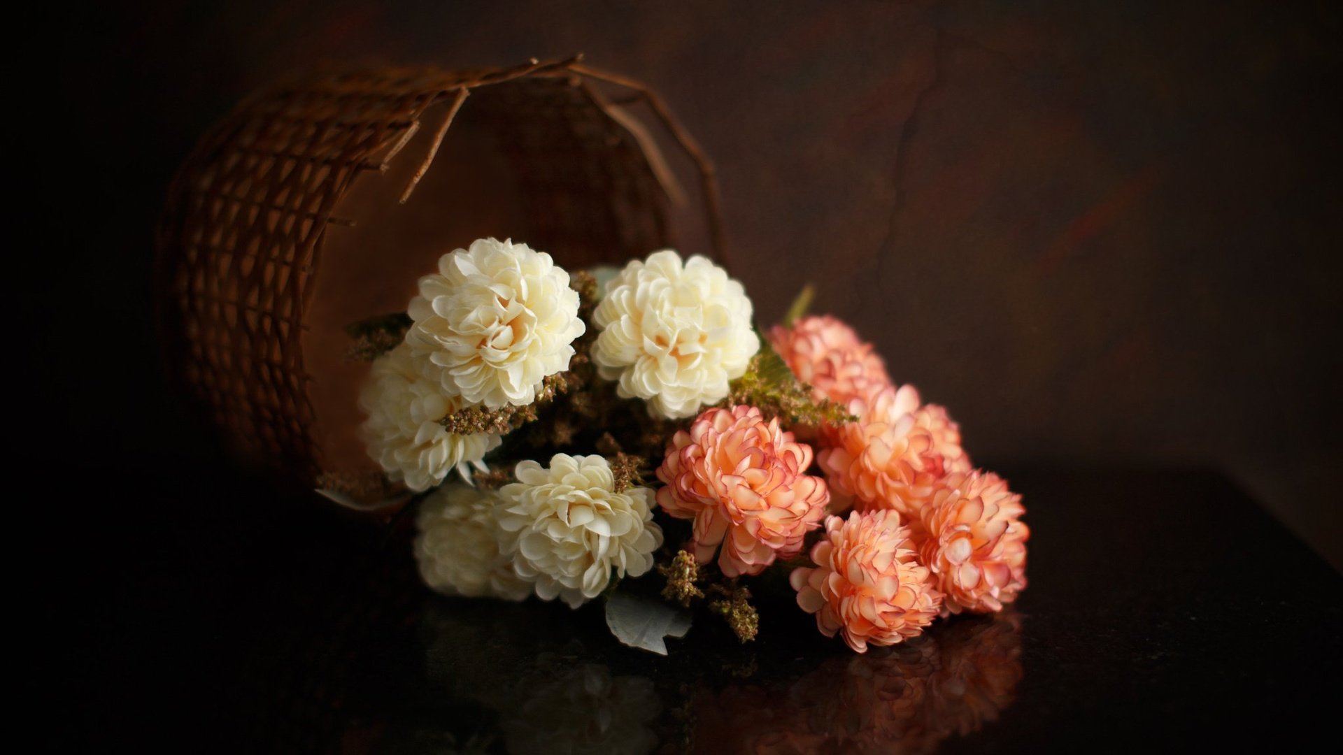 Обои цветы, отражение, корзина, flowers, reflection, basket разрешение 2048x1280 Загрузить