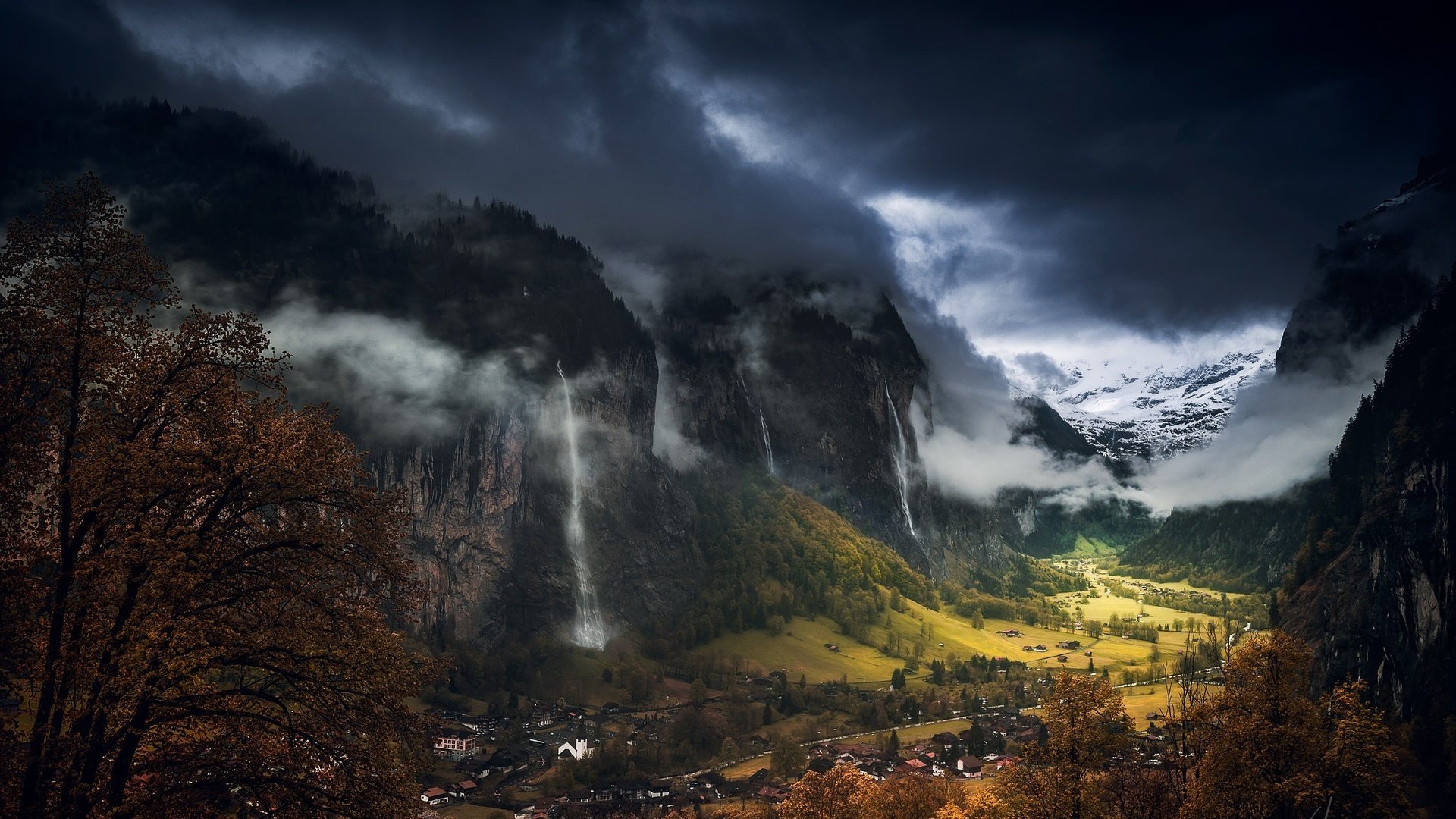Staubbach Waterfall, Lauterbrunnen, Switzerland бесплатно